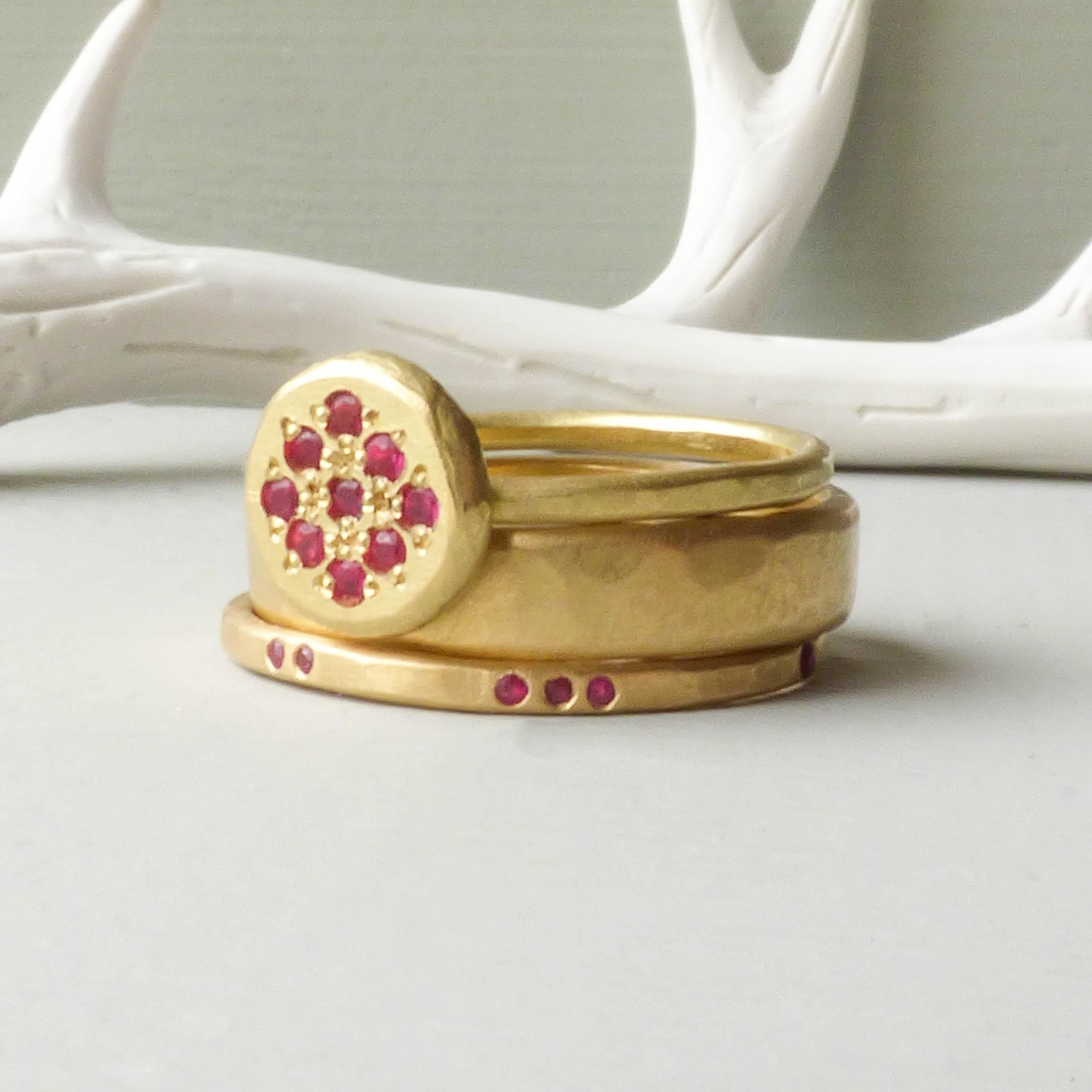 in vendita:  L'anello etico Delphina in oro e rubini 8ct Fairmined 3