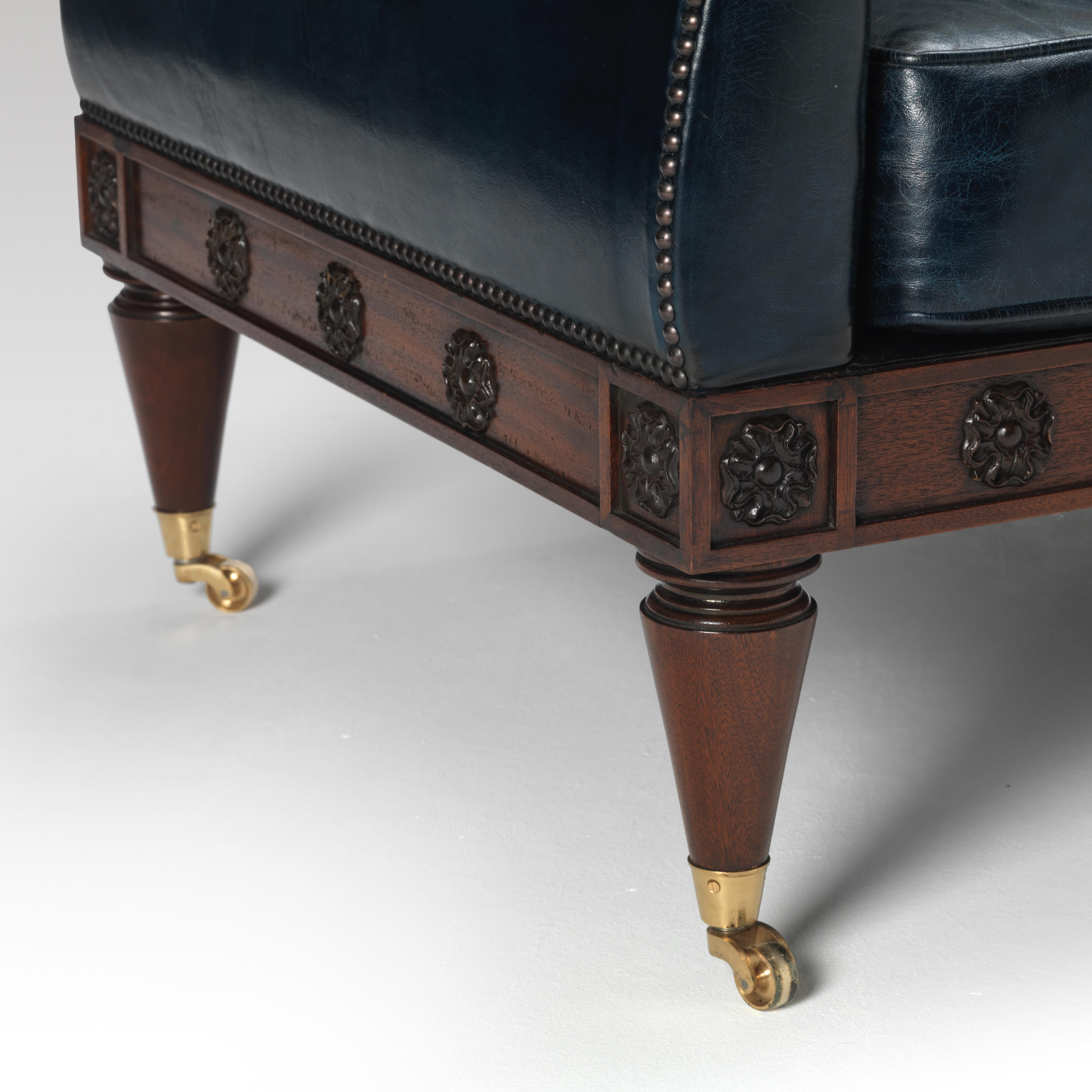 El sofá Dinton es un sofá/sillón de diseño regencia de caoba pulida con patas torneadas y ahusadas clásicamente pulidas que terminan en ruedecillas de latón, bajo un friso pulido con patarea tallada y ebonizada incrustada. Este sofá se puede hacer a