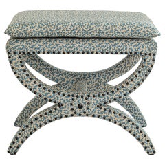 Tabouret Carla inspiré de Diphros & Sella Curulis, revêtu d'un tissu Seaweed Aqua