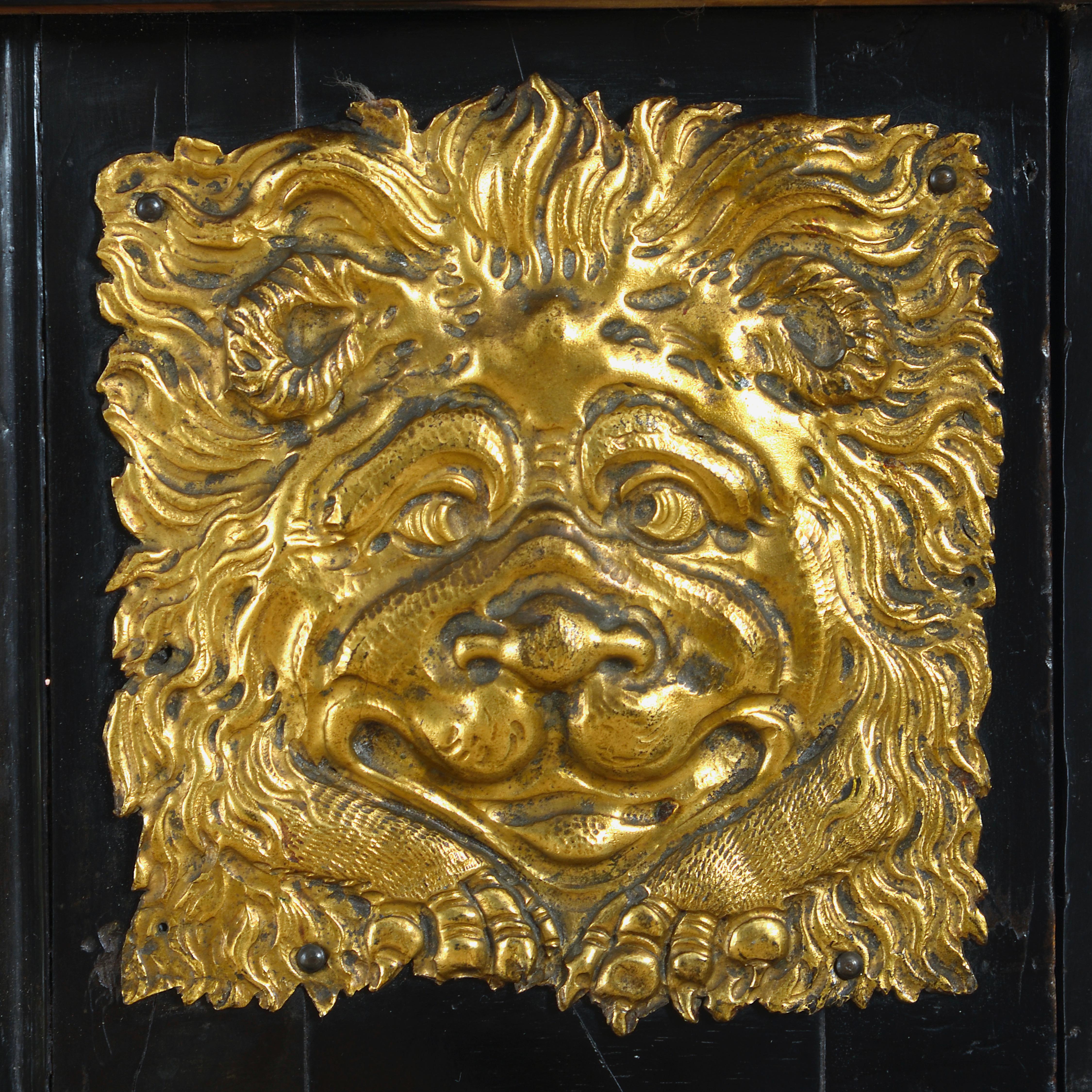 The Ditchley Park Cabinet en vente 2