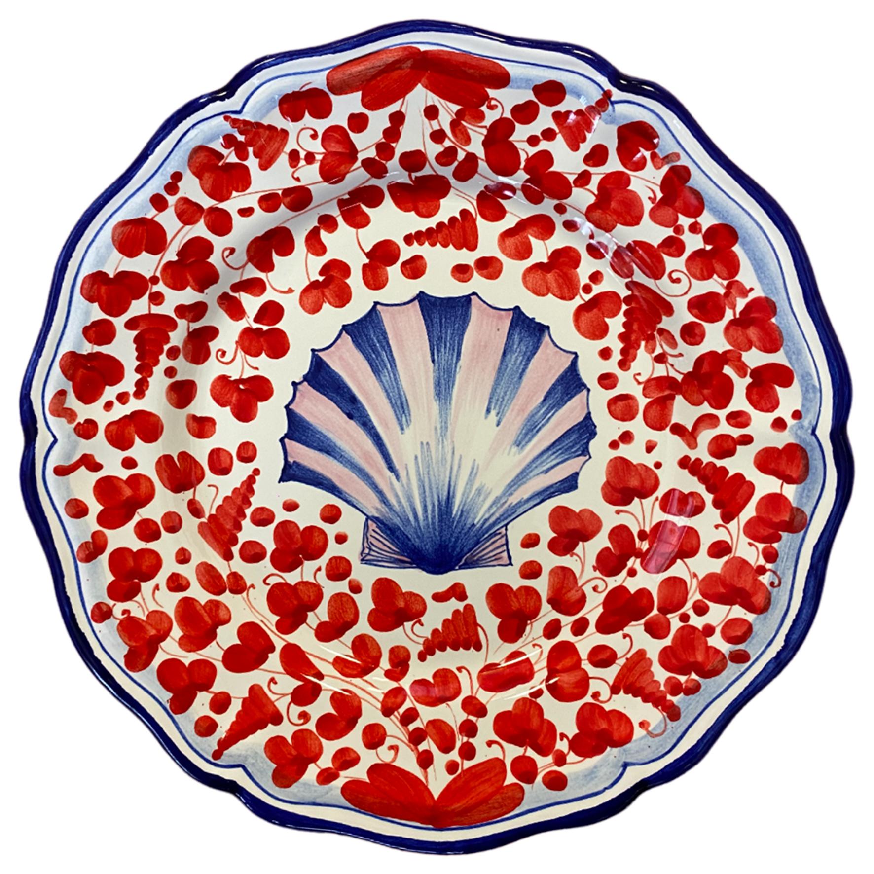 Migliora le tue riunioni estive con l'affascinante set di piatti in ceramica dipinti a mano Menagerie D'été. Questo delizioso set comprende quattro piatti da portata dal design unico, ognuno dei quali è decorato con motivi giocosi e colorati