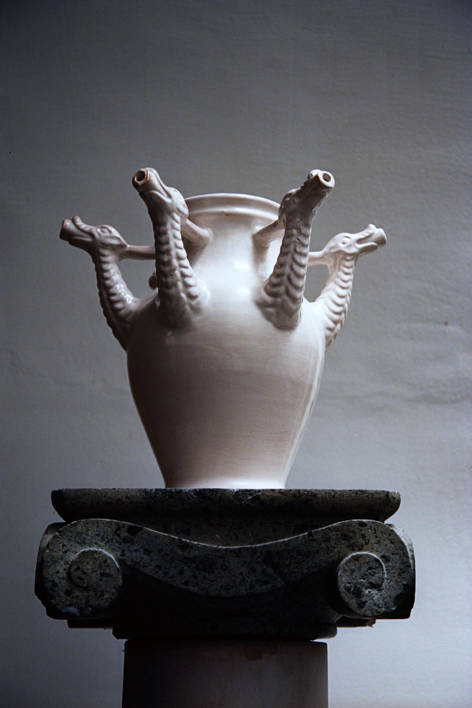 Das Drago Bianco-Gefäß von Coseincorso
Abmessungen: Ø 40 x H 35 cm.
MATERIALIEN: Keramik mit bleifreier Glasur.
 
Der Drago Bianco ist inspiriert von den in Castelli hergestellten Drogentöpfen der Orsini-Colonna Collection. Diese Gefäße wurden von