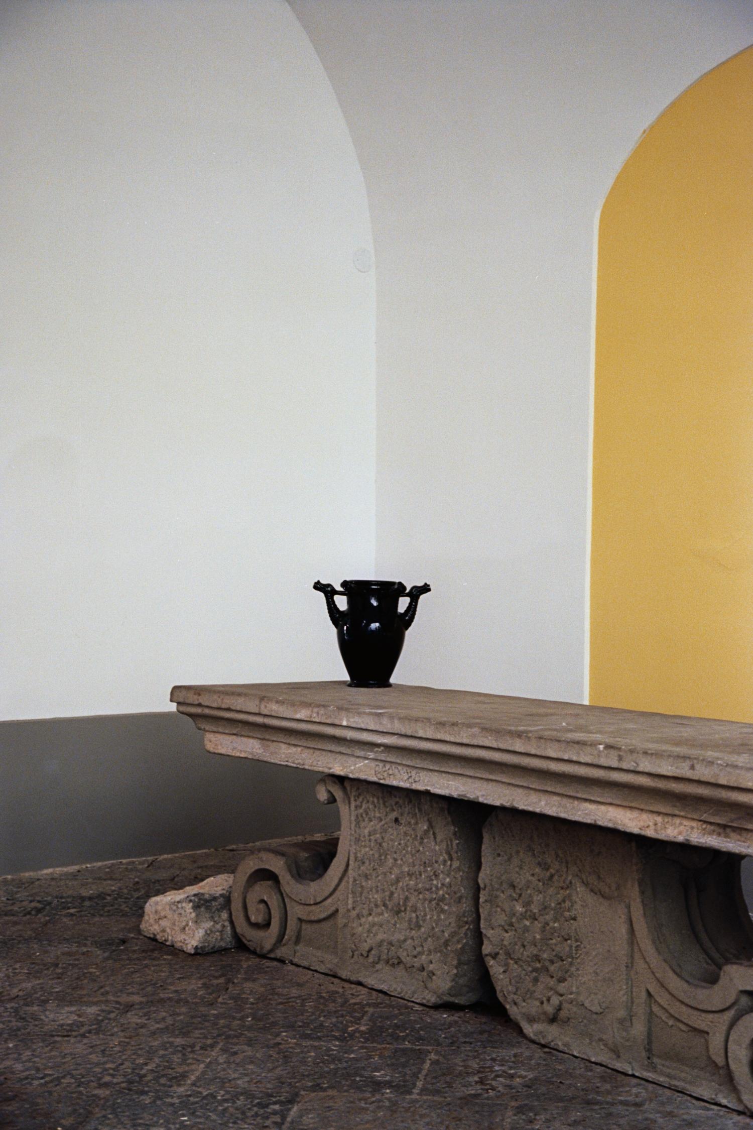 Le Drago Nero s'inspire des pots à pharmacie du style Orsini-Colonna produits à Castelli (Italie) au XVe siècle. Ces récipients auraient été utilisés par un apothicaire pour conserver des sirops à base de plantes. Cette céramique à six têtes de