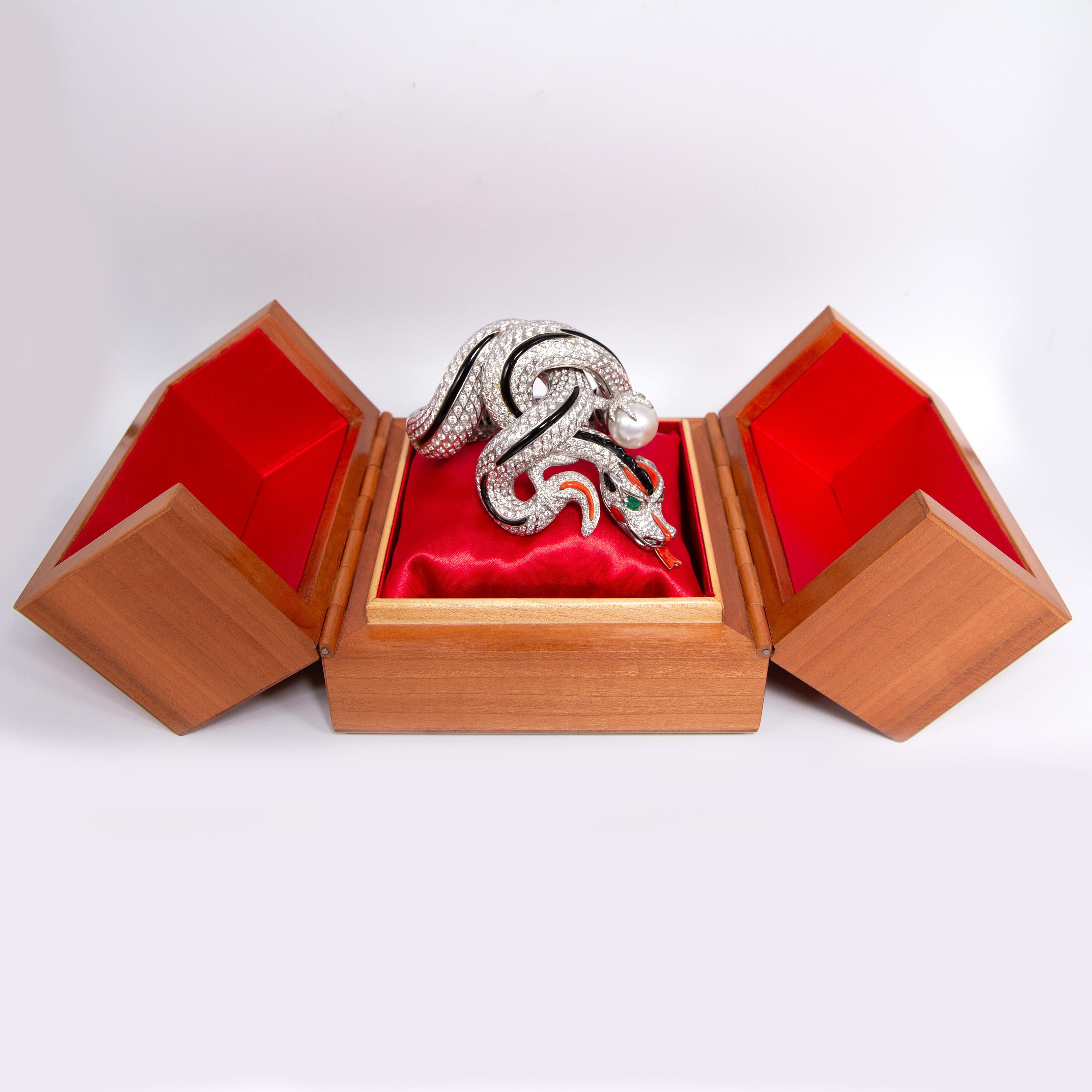 Le bracelet manchette de la sculpture 