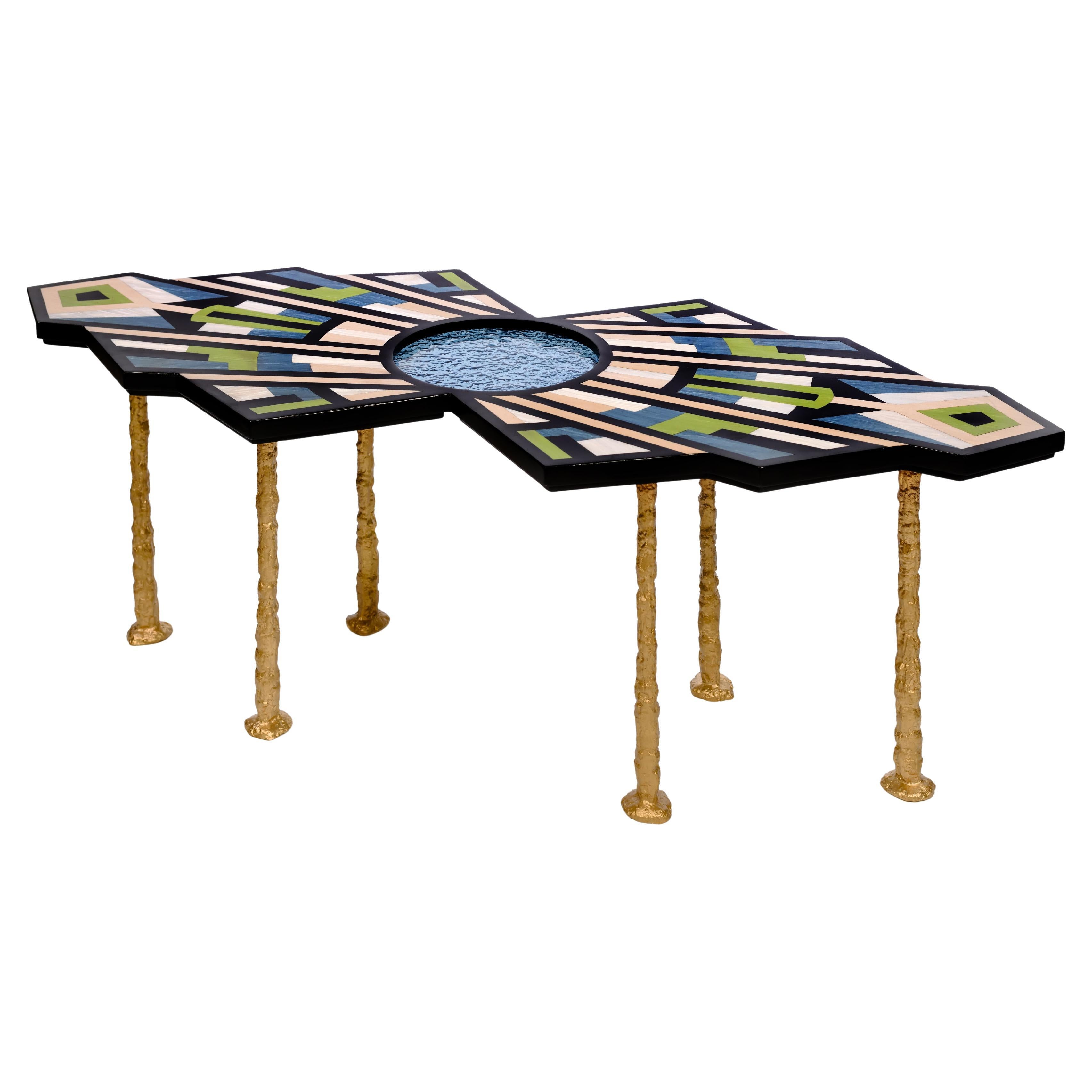 La table basse Dragon Fly s'inspire des mouvements complexes des libellules dans la nature. Sa combinaison harmonieuse de bois et de verre symbolise l'unité entre les éléments naturels, tandis que la base en laiton capture avec art l'essence des