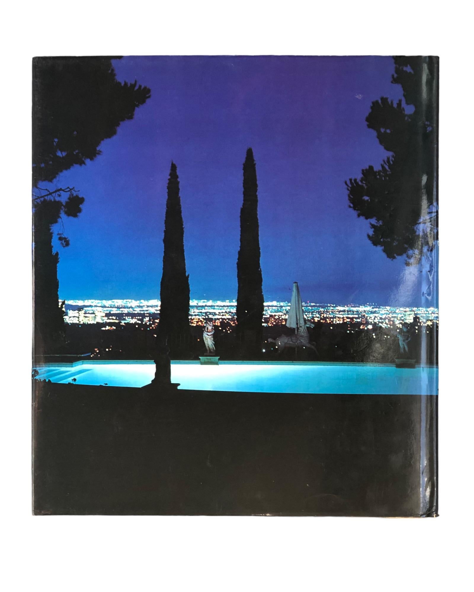 The Dream Come True - Great Houses of Los Angeles, texte de Brendan Gill, photographies de Derry Moore. Livre relié avec jaquette. Première édition américaine. Publié en 1980 par Lippincott & Crowell. Imprimé au Japon. 216 pages.

