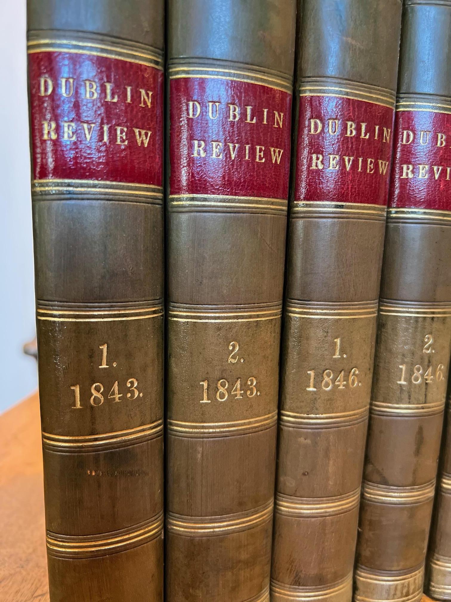 Début de l'époque victorienne The Dublin Review, ensemble de périodiques reliés en cuir du début de l'époque victorienne, 8 volumes en vente
