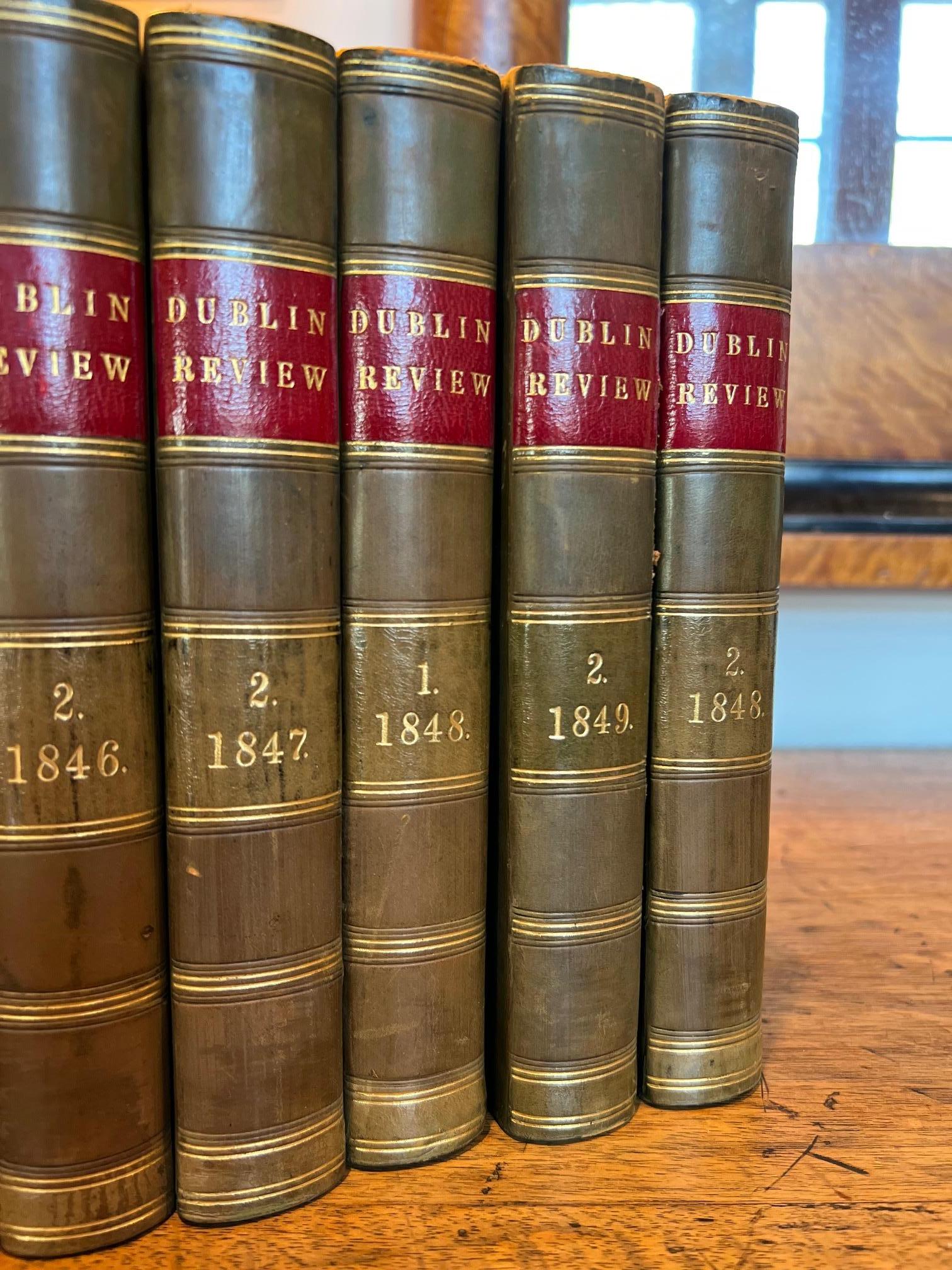 Anglais The Dublin Review, ensemble de périodiques reliés en cuir du début de l'époque victorienne, 8 volumes en vente