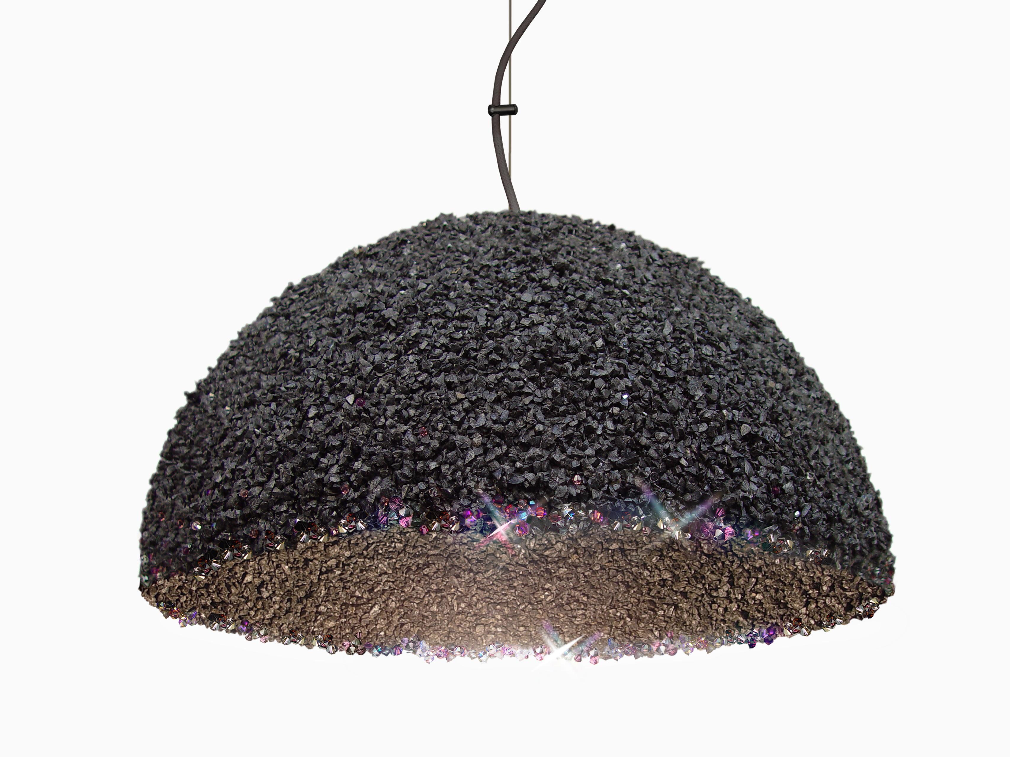 Lampada a sospensione Duchess Large Grey di Mammalampa
Un pezzo unico.
Creato da Ieva Kalēja.
Dimensioni: Ø 60 x H. 200 cm.
Materiali: Acciaio, pietra di marmo e cristalli Swarovski.

Disponibile in tre diverse misure e due diversi colori. Tutte le