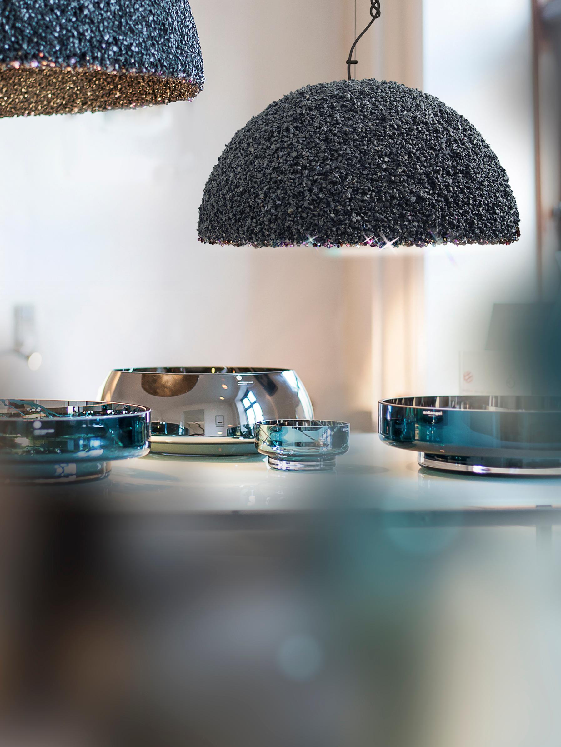 Lampada a sospensione Duchess Medium Grey di Mammalampa
Un pezzo unico.
Creato da Ieva Kalēja.
Dimensioni: Ø 45 x H. 200 cm.
Materiali: Acciaio, pietra di marmo e cristalli Swarovski.

Disponibile in tre diverse misure e due diversi colori. Tutte le