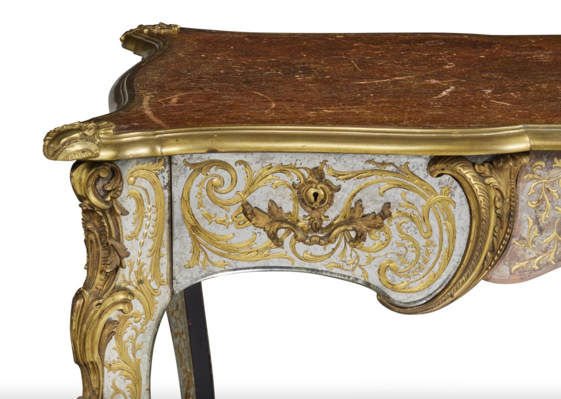 Louis XV Le duc et la duchesse de Windsor : Un exquis bureau plat en bronze doré et en églomisé en vente