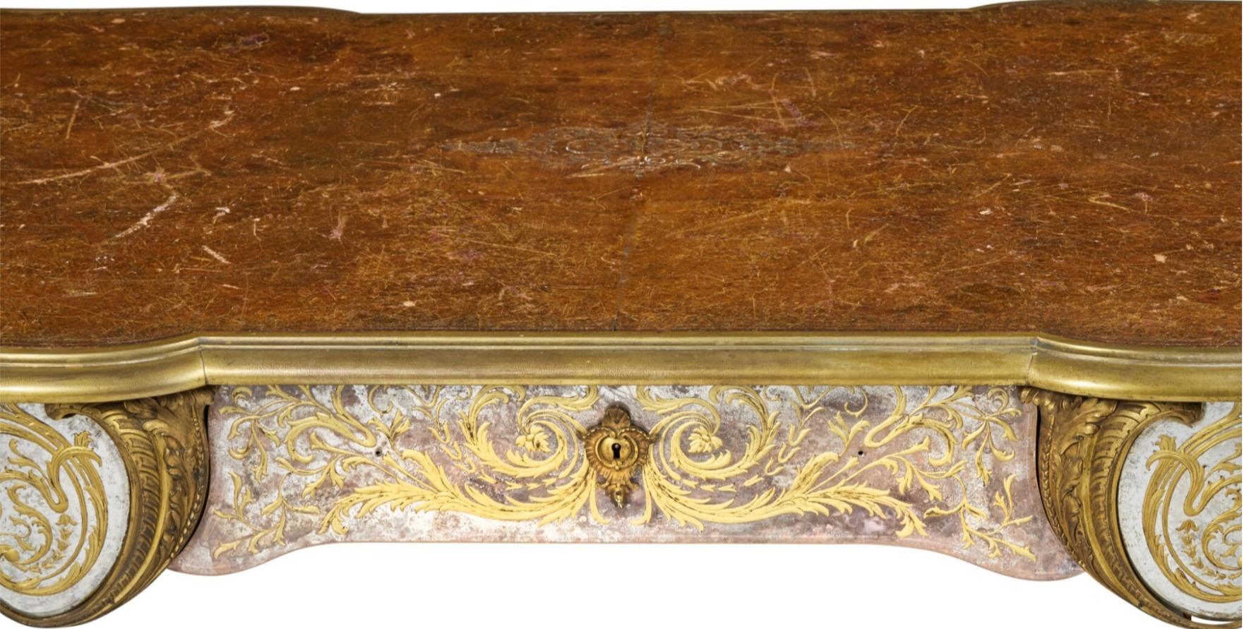 The Duke and Duchess of Windsor: An Exquisite Ormolu and Églomisé Bureau Plat In Good Condition For Sale In New York, NY