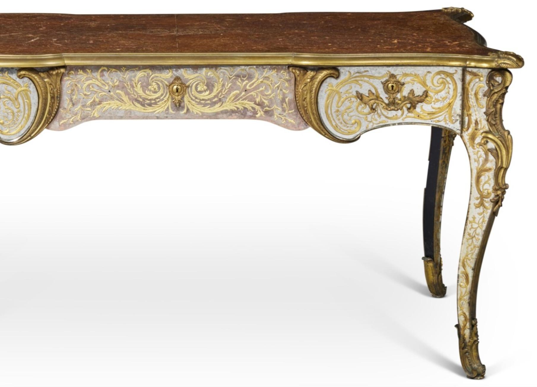 Le duc et la duchesse de Windsor : Un exquis bureau plat en bronze doré et en églomisé en vente 1