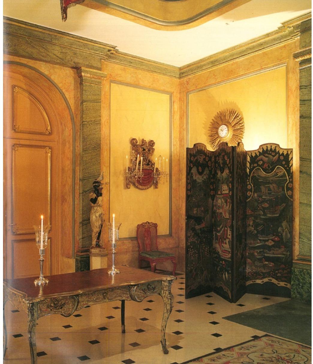 Le duc et la duchesse de Windsor : Un exquis bureau plat en bronze doré et en églomisé en vente 2