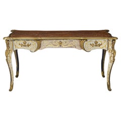 El Duque y la Duquesa de Windsor: Un Exquisito Bureau Plat de Ormolu y Églomisé