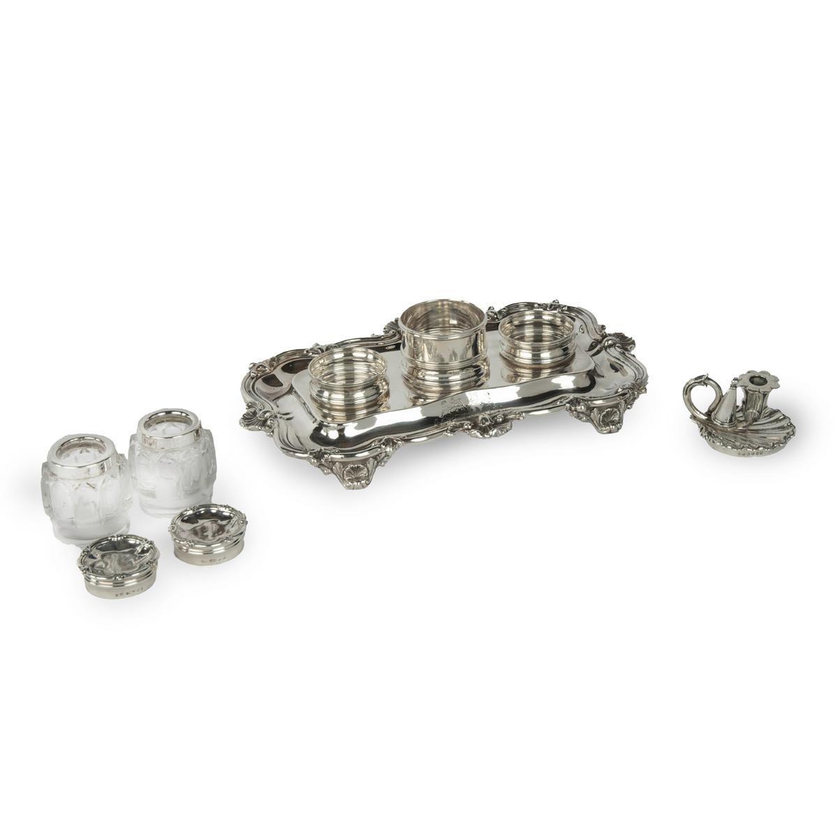 Il calamaio Rococò Revival in argento del generale Charles Nepean, di forma rettangolare, con due calamai in vetro tagliato montati in argento, affiancati da un portacera centrale, sormontato da un portacero con dettagli di conchiglie e fiori,