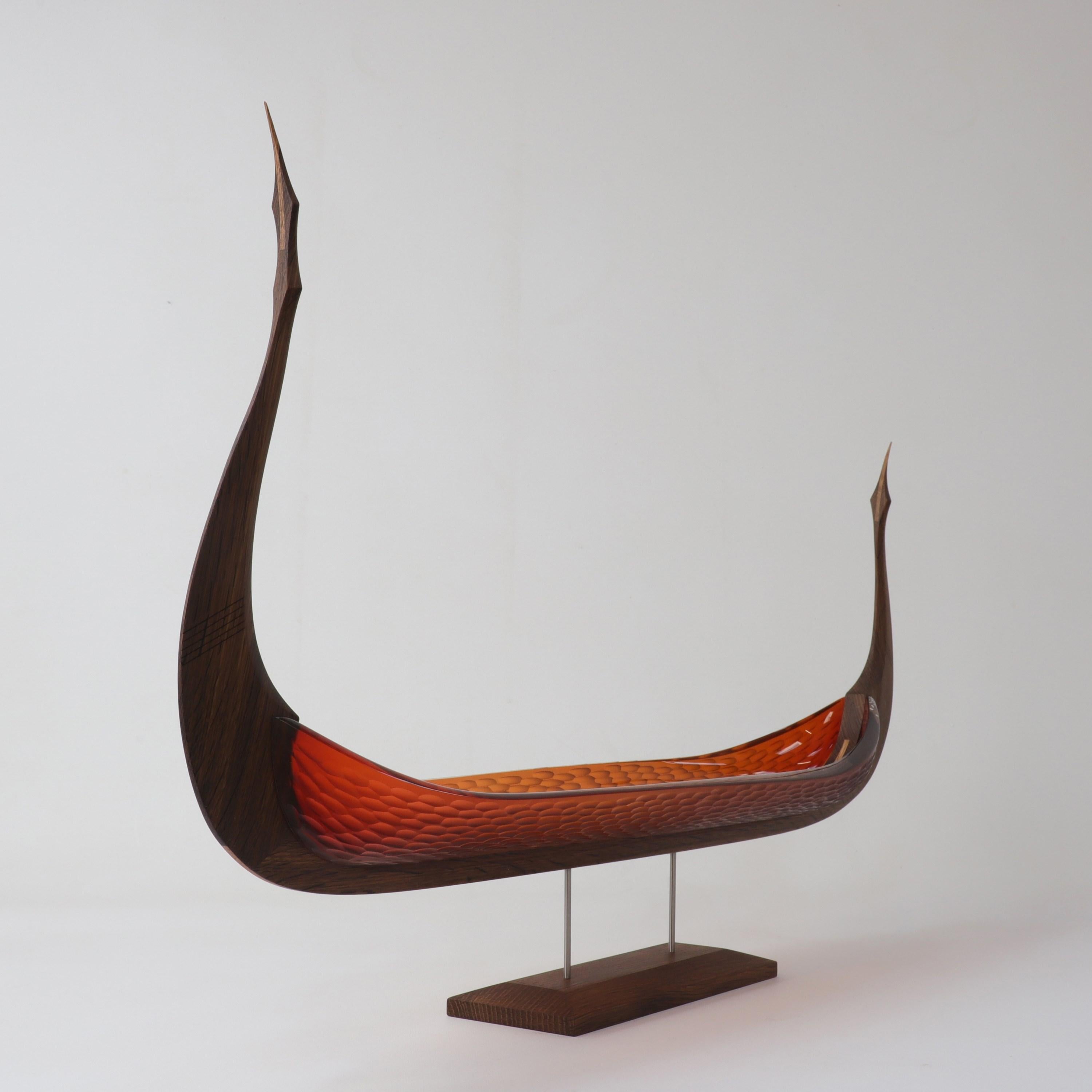 Der Ostwind, ein Wikingerschiff aus rotem Glas und Eiche von Backhaus & Brown and EgevÆrk (Organische Moderne) im Angebot