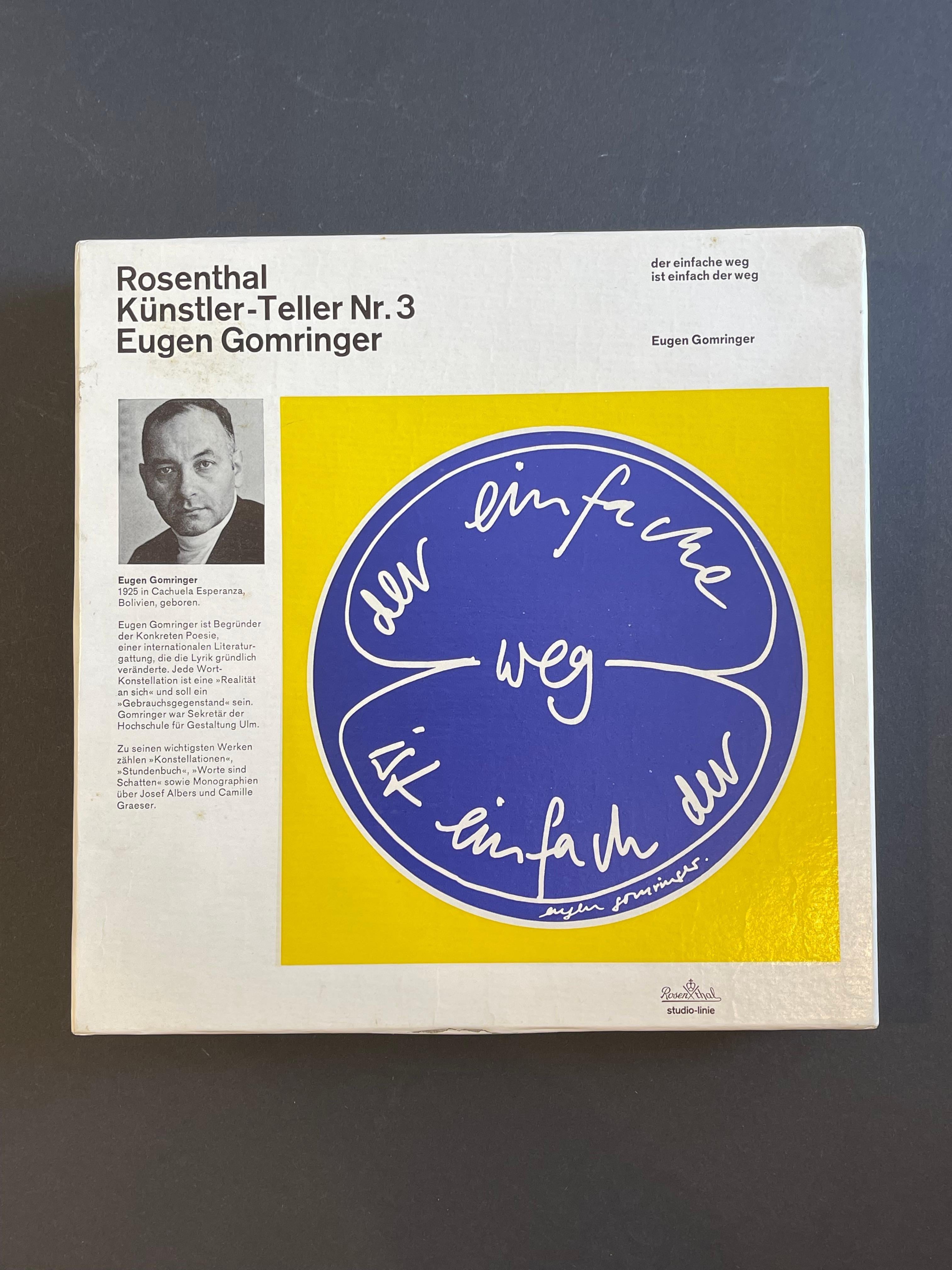 Straordinario piatto della Collezione Artistics di Rosenthal, Germania.
Qui #3 di Eugen Gomringer, ''Il sentiero semplice è semplicemente il sentiero'' N. 3805/5000

Dal 1971 alla metà degli anni '80, questa serie dei loro artisti ''Studio-Line''