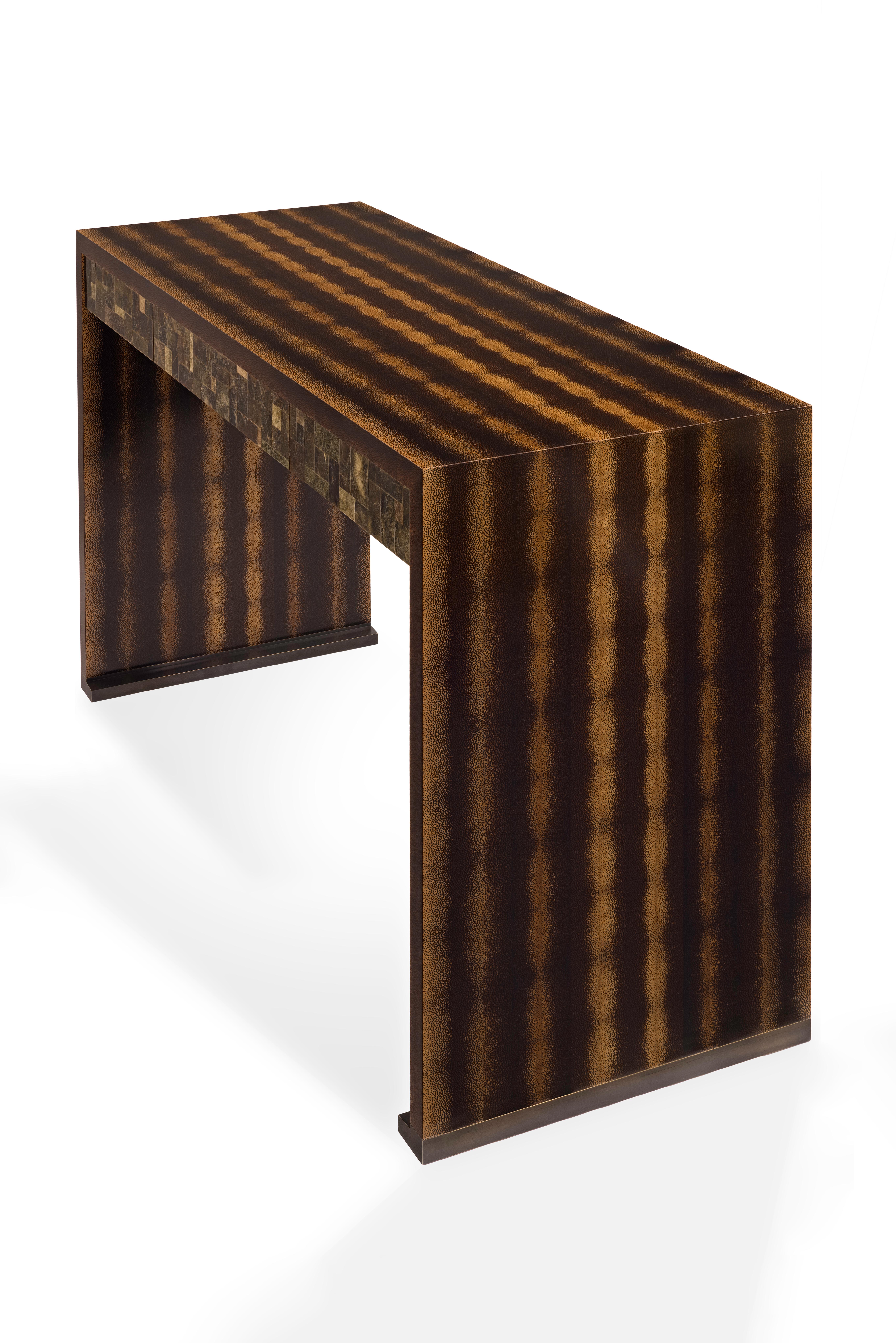 Entworfen von Jean-Paul Viollet.
Schreibtisch aus Palmenholz, Glimmer und Bronze. 
