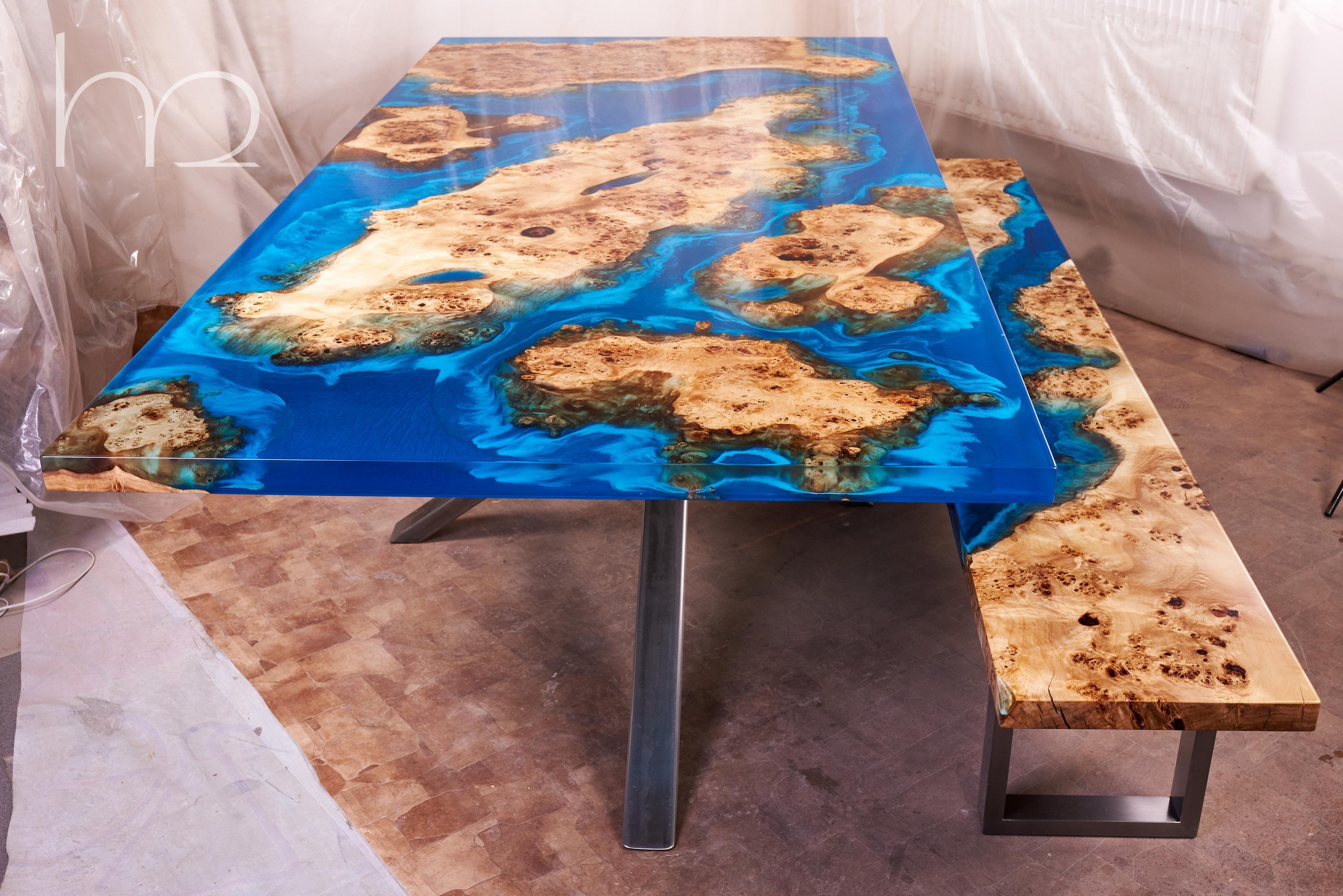 The table is made of magnificent ancient slabs of burl wood. Their texture has been shaped over hundreds of years to look as it does now. When the wood dried, we decided to immortalize it in this form. How many generations has it been watching? How