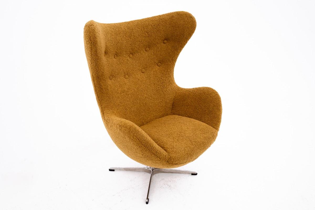 La poltrona EGG è un simbolo del design danese ed è stata disegnata da Arne Jacobsen nel 1958,

e prodotto da FRITZ Hansen.

In ottime condizioni, dopo una ristrutturazione professionale. La poltrona è stata rivestita con un nuovo