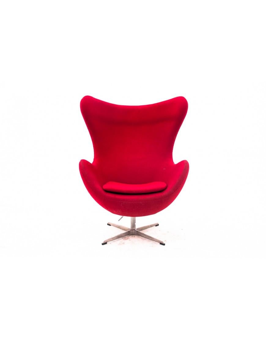 The EGG armchair is a symbol of Danish design, it was designed by Arne Jacobsen in 1958.

and produced by FRITZ HANSEN.

Very good condition, the base of the chair is steel.

dimensions height 116 cm width 86 cm depth 86 cm