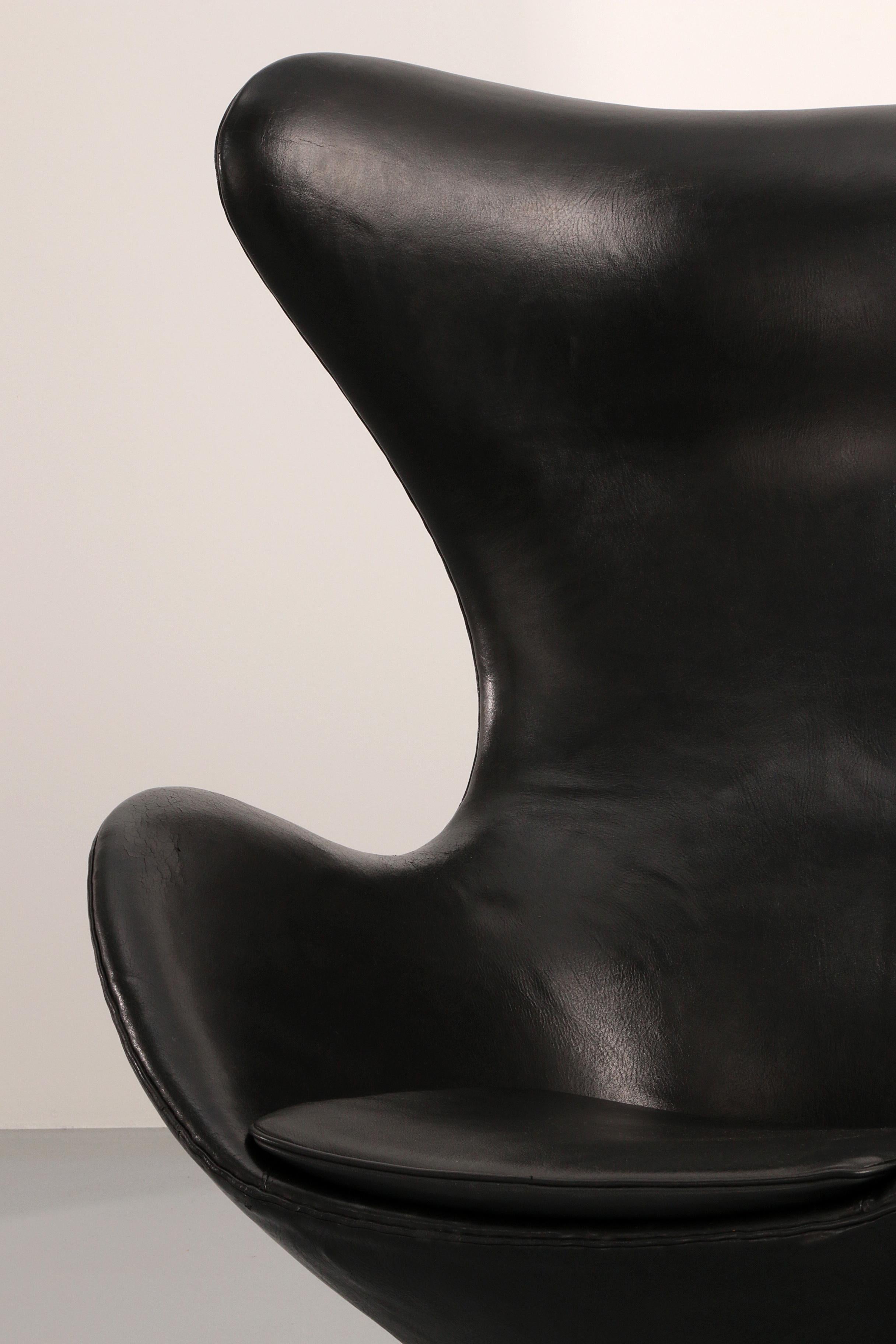 La Silla Egg - Arne Jacobsen, Dinamarca, 1960 - Piel negra de Fritz Hansen en venta 3