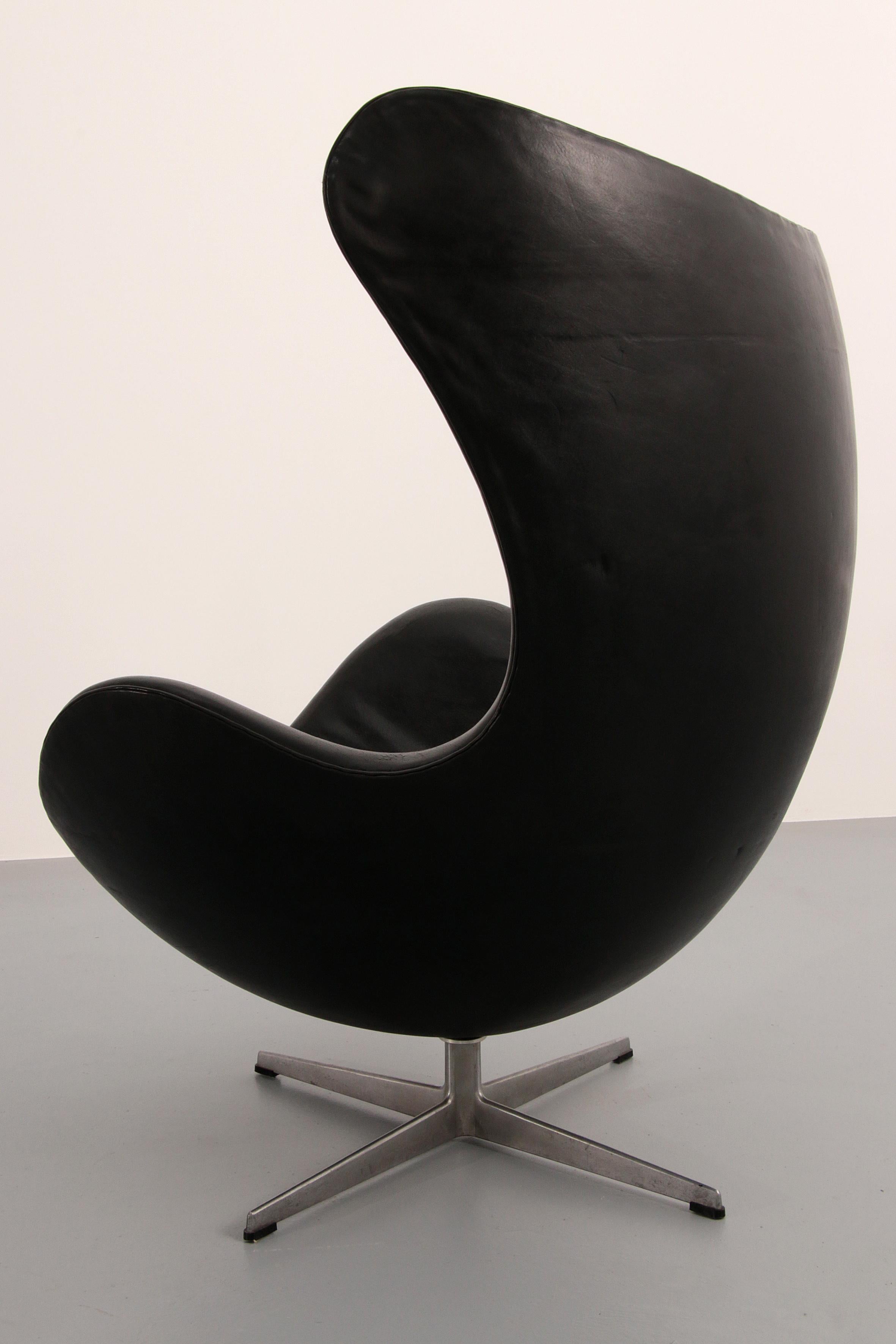 La Silla Egg - Arne Jacobsen, Dinamarca, 1960 - Piel negra de Fritz Hansen en venta 4