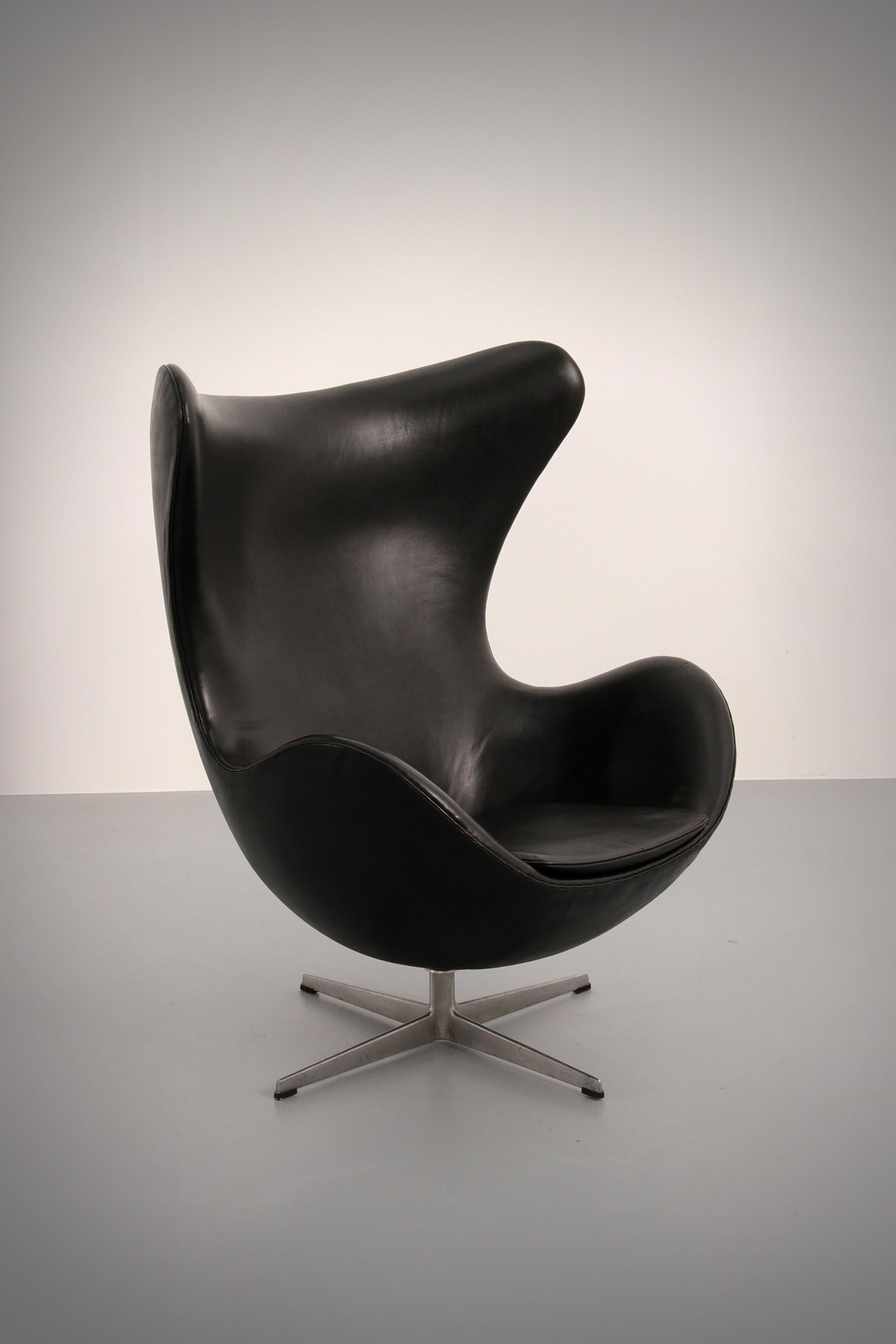 

Adéntrate en un legado de diseño atemporal con la silla Egg de Arne Jacobsen, una obra maestra nacida de uno de los proyectos de interiorismo de hotel más ambiciosos de la historia del diseño. Creada originalmente para el SAS Royal Hotel de