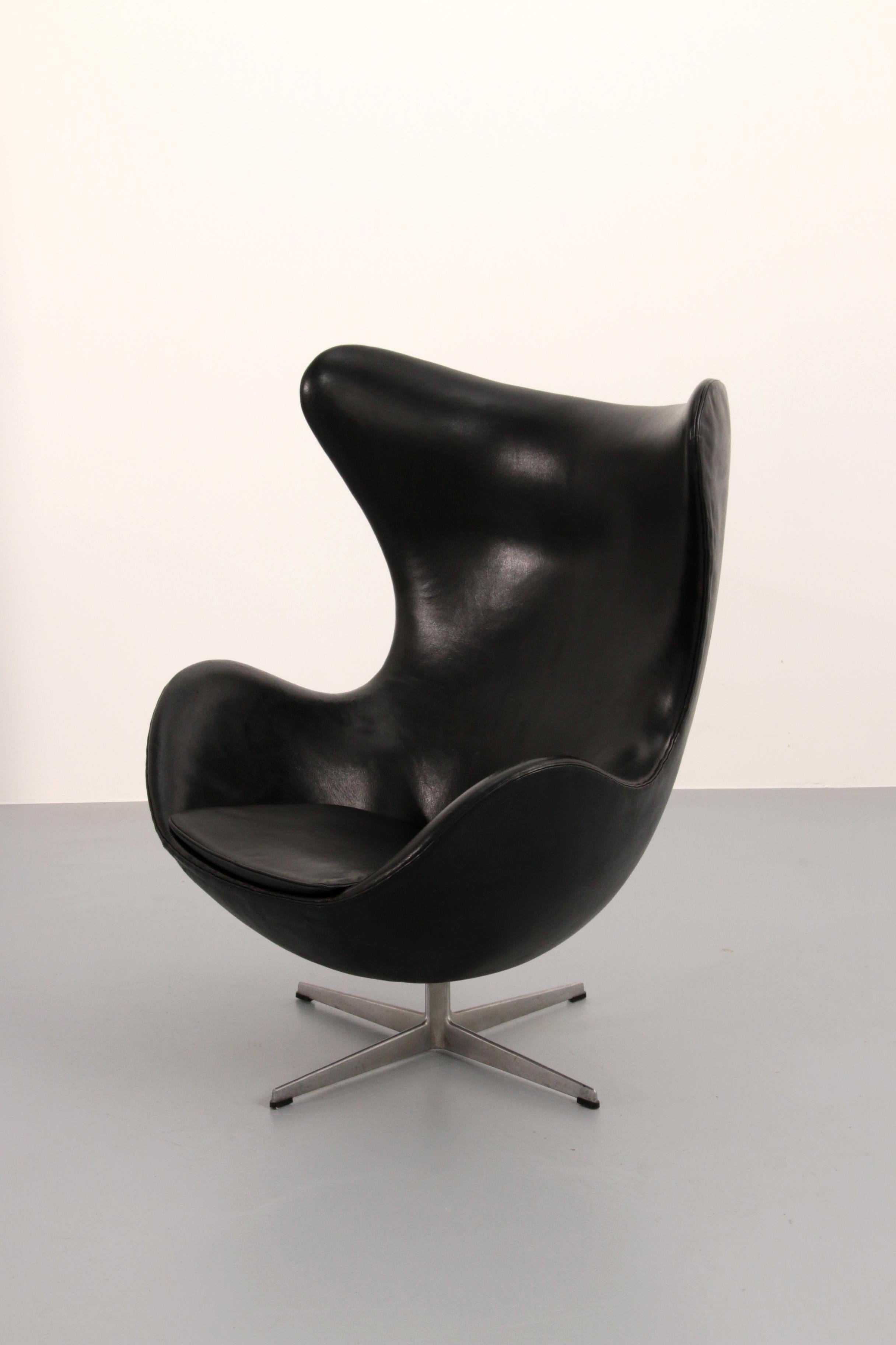 La Silla Egg - Arne Jacobsen, Dinamarca, 1960 - Piel negra de Fritz Hansen Escandinavo moderno en venta