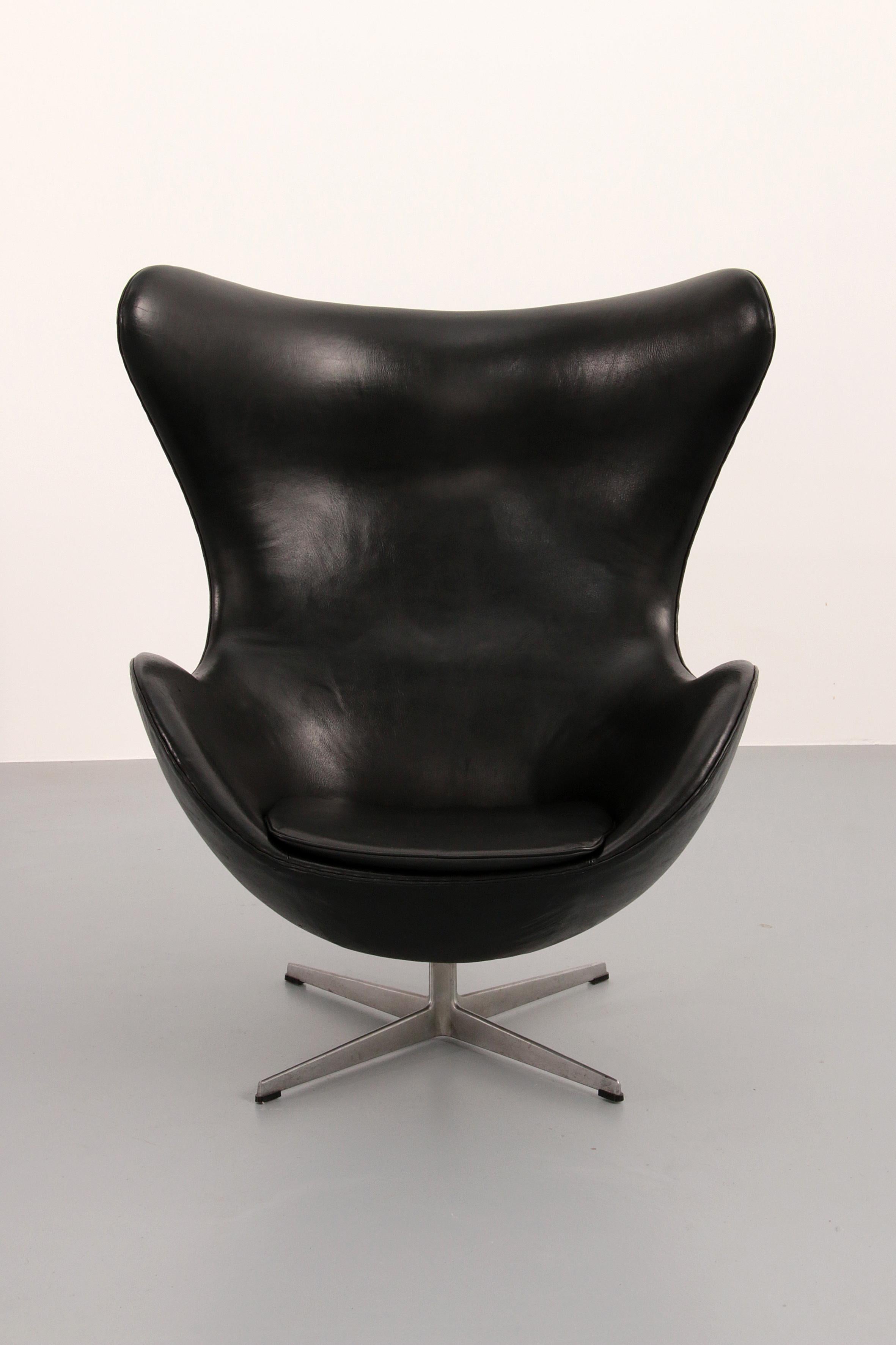 La Silla Egg - Arne Jacobsen, Dinamarca, 1960 - Piel negra de Fritz Hansen Danés en venta