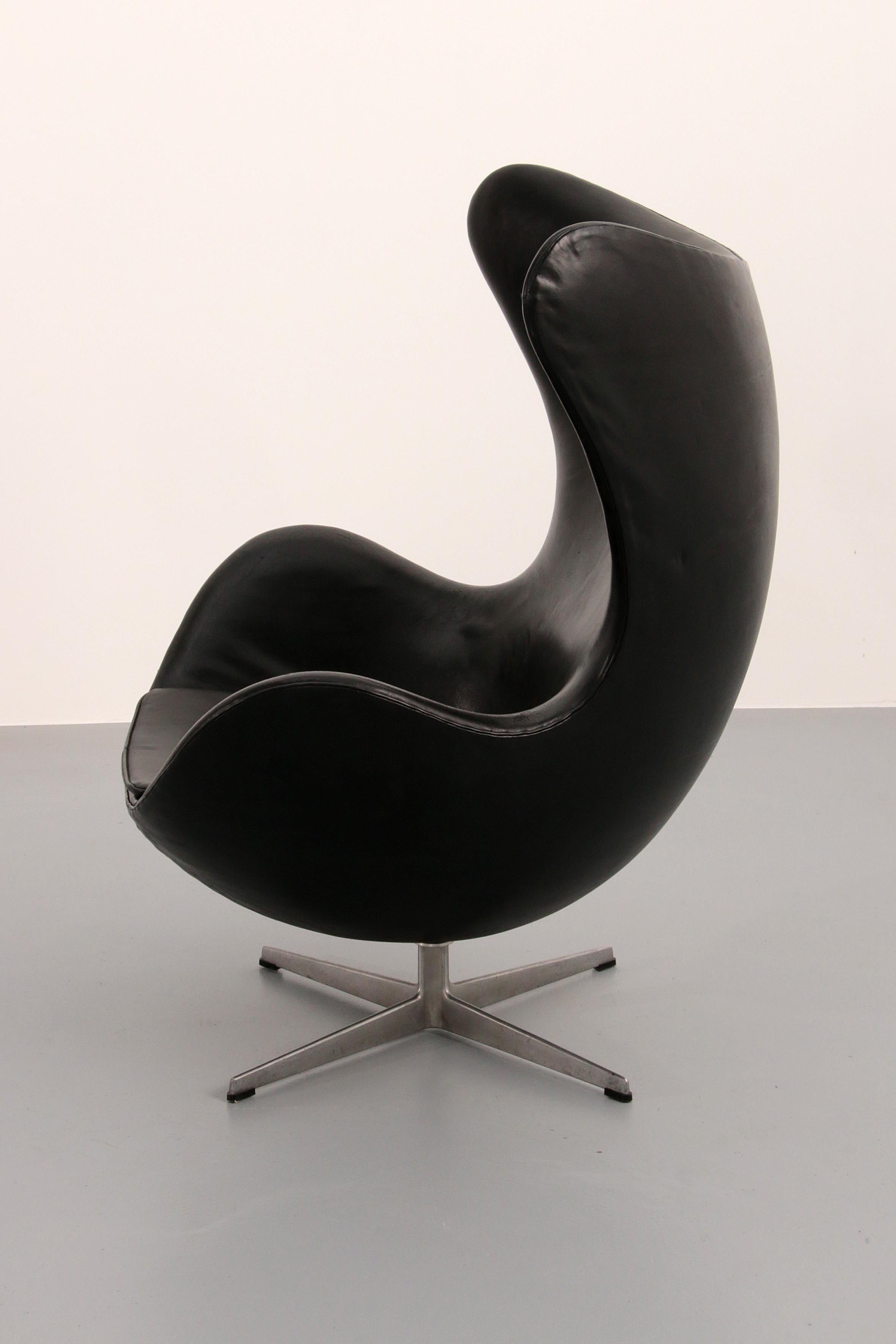 La Silla Egg - Arne Jacobsen, Dinamarca, 1960 - Piel negra de Fritz Hansen en Bueno estado para la venta en Oirlo, LI