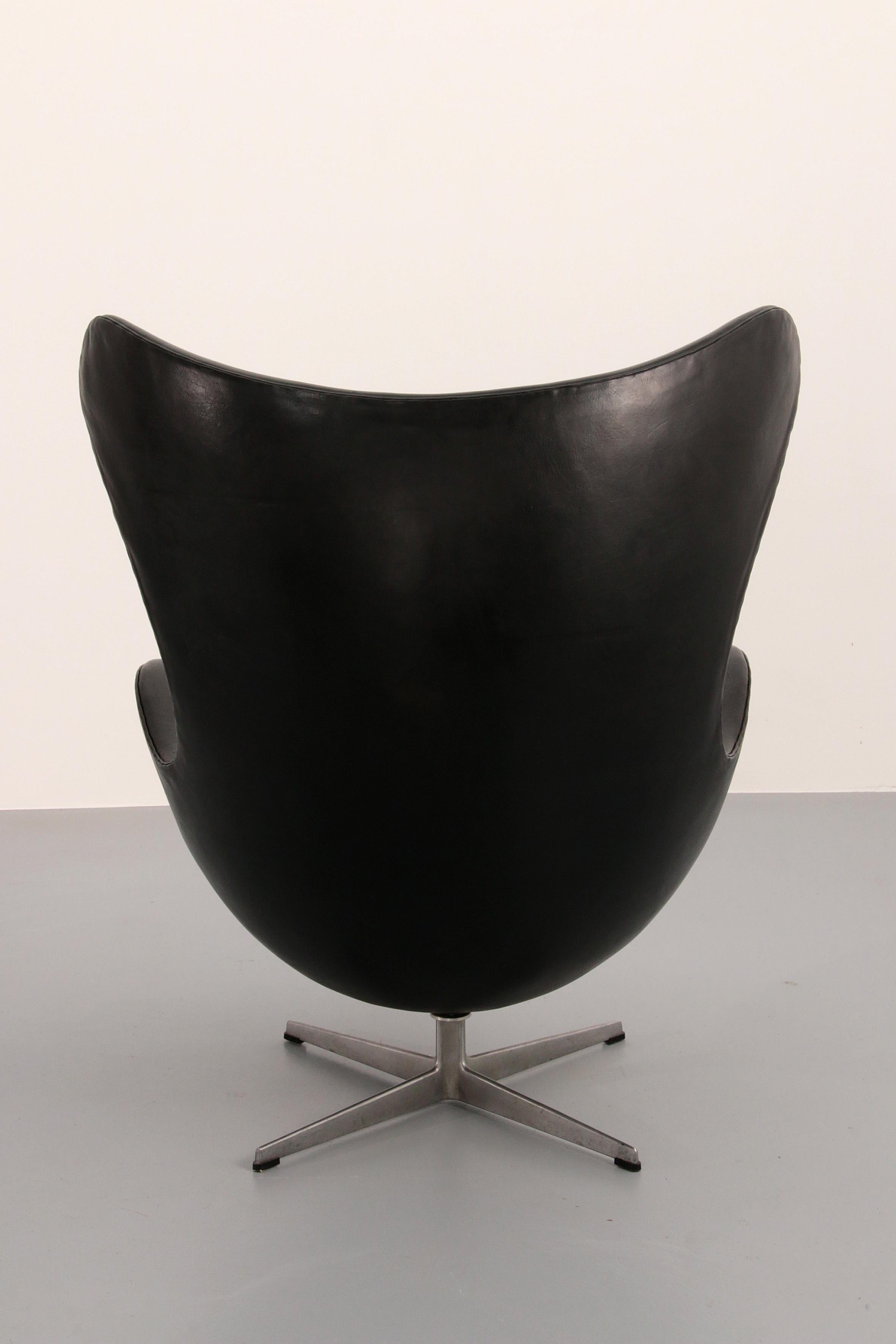 La Silla Egg - Arne Jacobsen, Dinamarca, 1960 - Piel negra de Fritz Hansen mediados del siglo XX en venta
