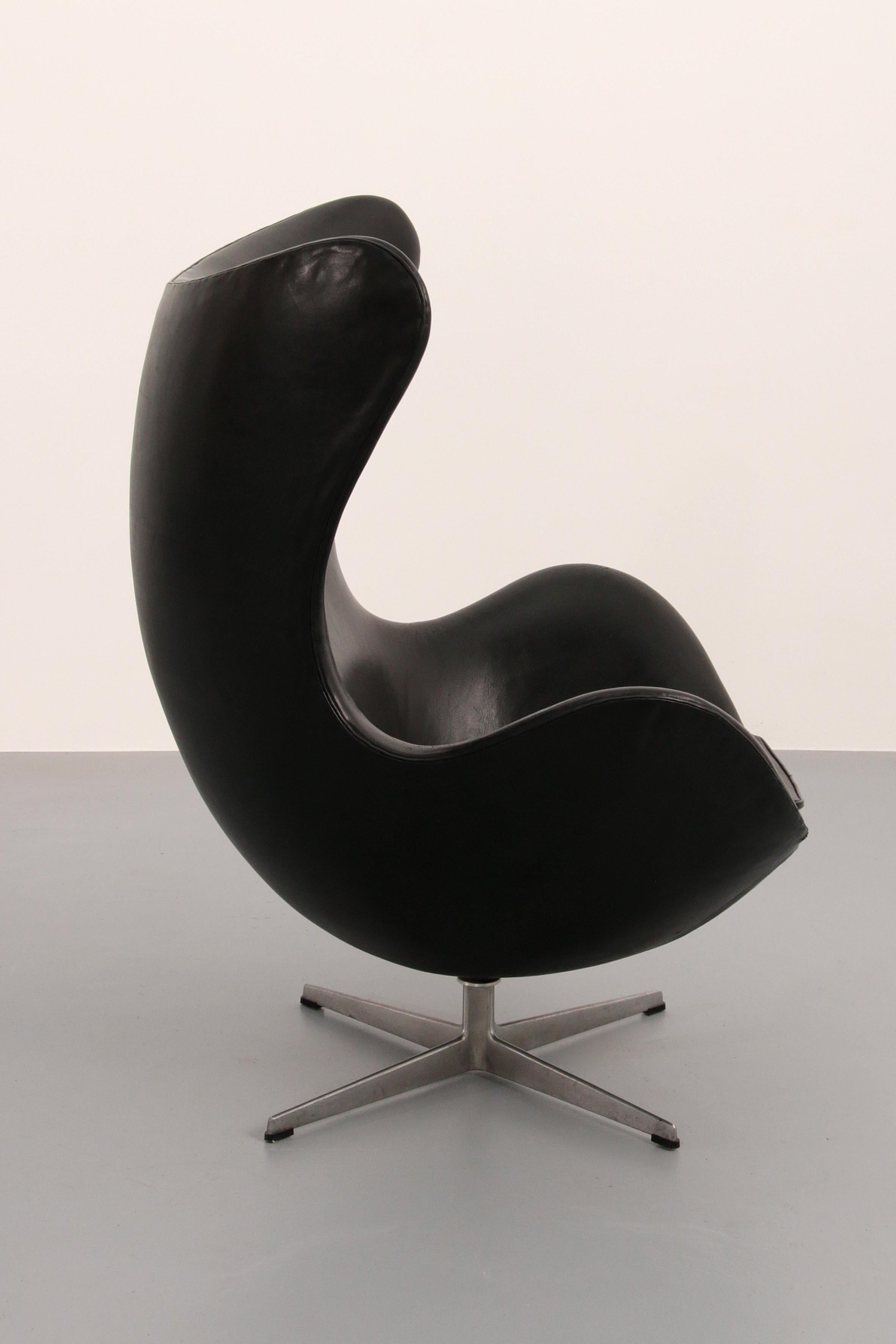 La Silla Egg - Arne Jacobsen, Dinamarca, 1960 - Piel negra de Fritz Hansen Aluminio en venta