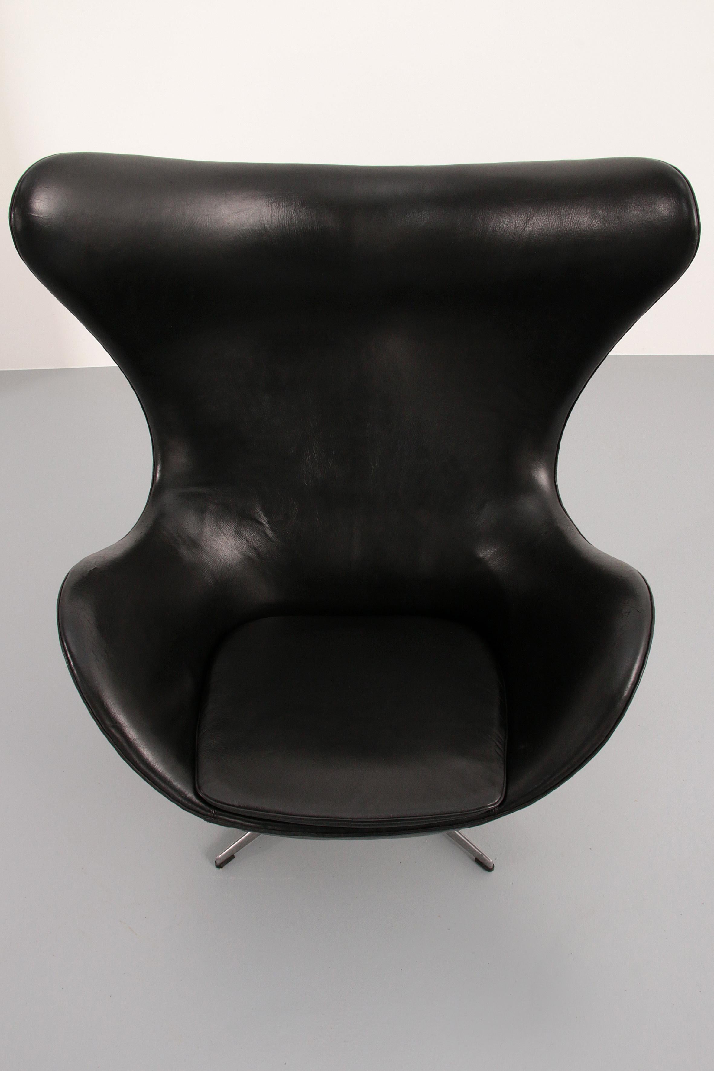 La Silla Egg - Arne Jacobsen, Dinamarca, 1960 - Piel negra de Fritz Hansen en venta 1