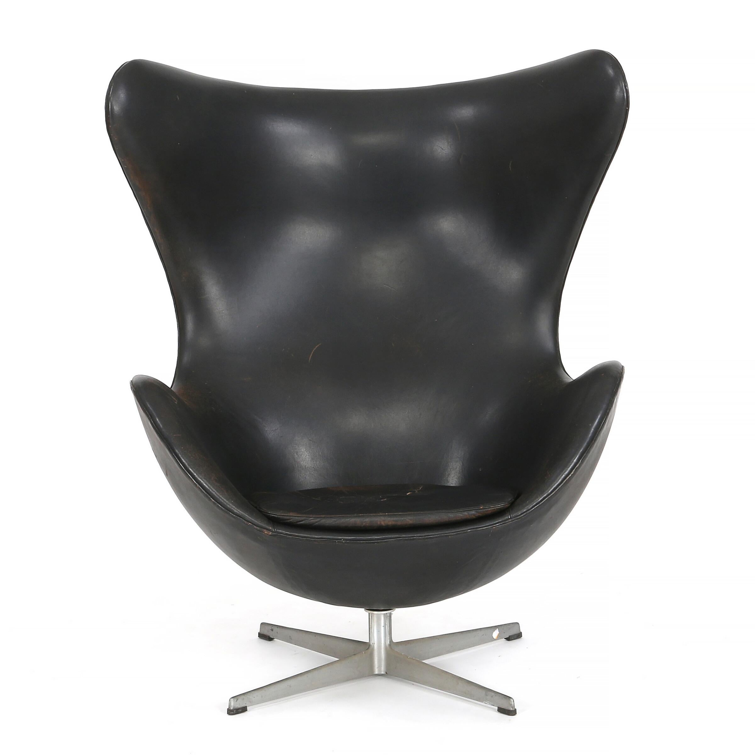 A beautiful example of Jacobsen's iconic modern wingback chair “The Egg chair” originally designed for the SAS Radisson hotel in Copenhagen. This early chair represents Jacobsen's true vision for the design. Other than the blue he specified for the