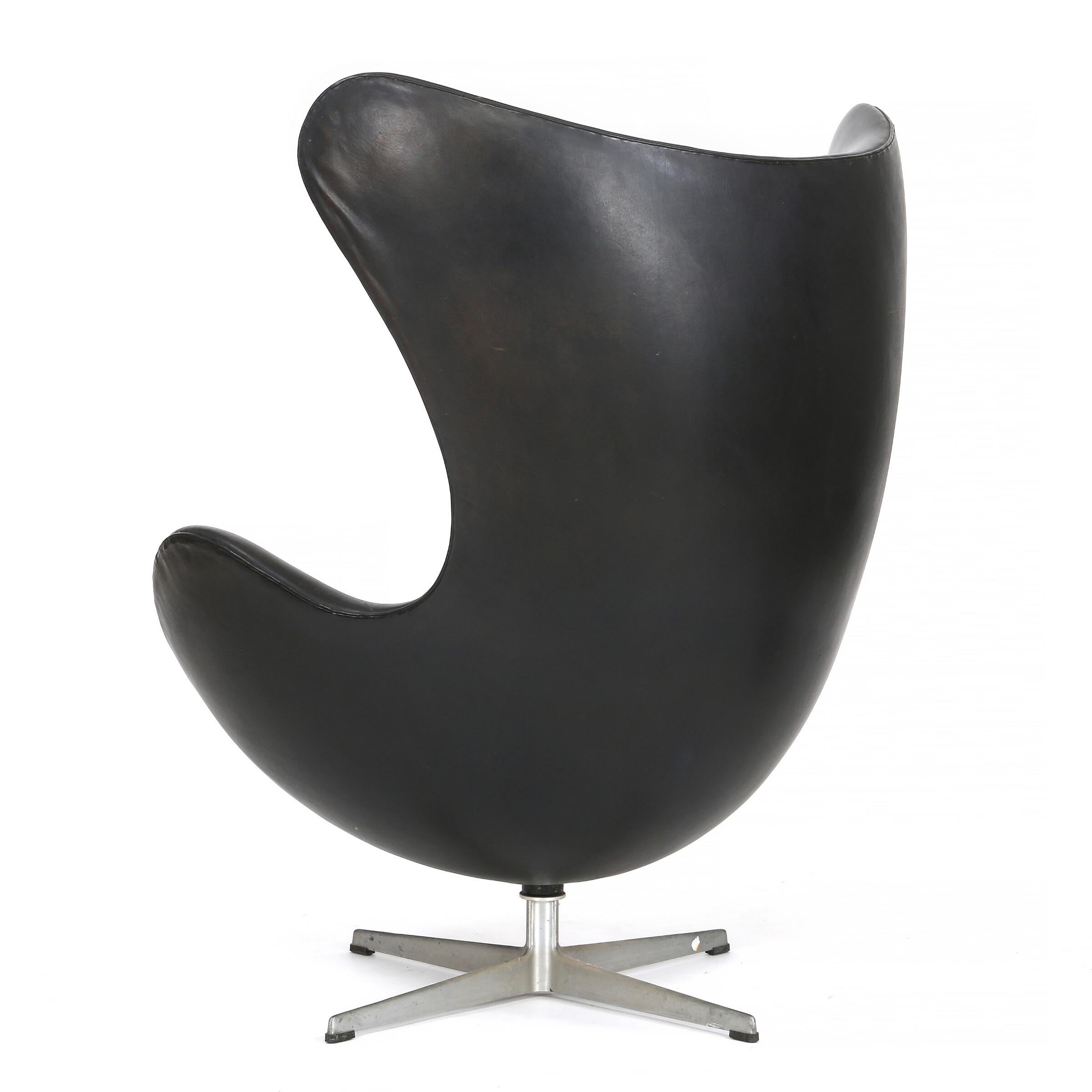 Scandinavian Modern Egg Chair, Arne Jacobsen Early M 3317, Black Leather, Fritz Hansen, 1958 For Sale