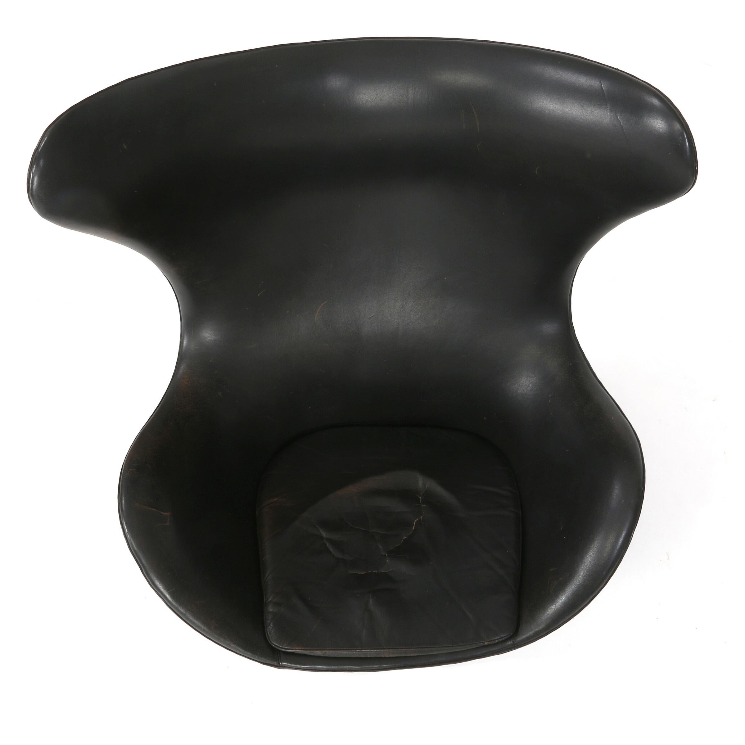Egg Chair, Arne Jacobsen Early M 3317, Black Leather, Fritz Hansen, 1958 In Good Condition For Sale In Roskilde, Sealand