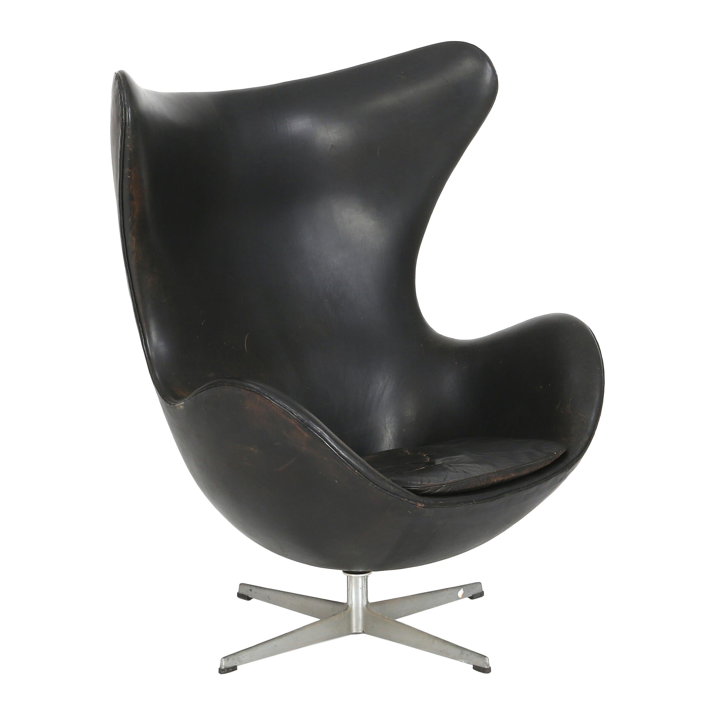 Egg Chair, Arne Jacobsen Early M 3317, Black Leather, Fritz Hansen, 1958 For Sale