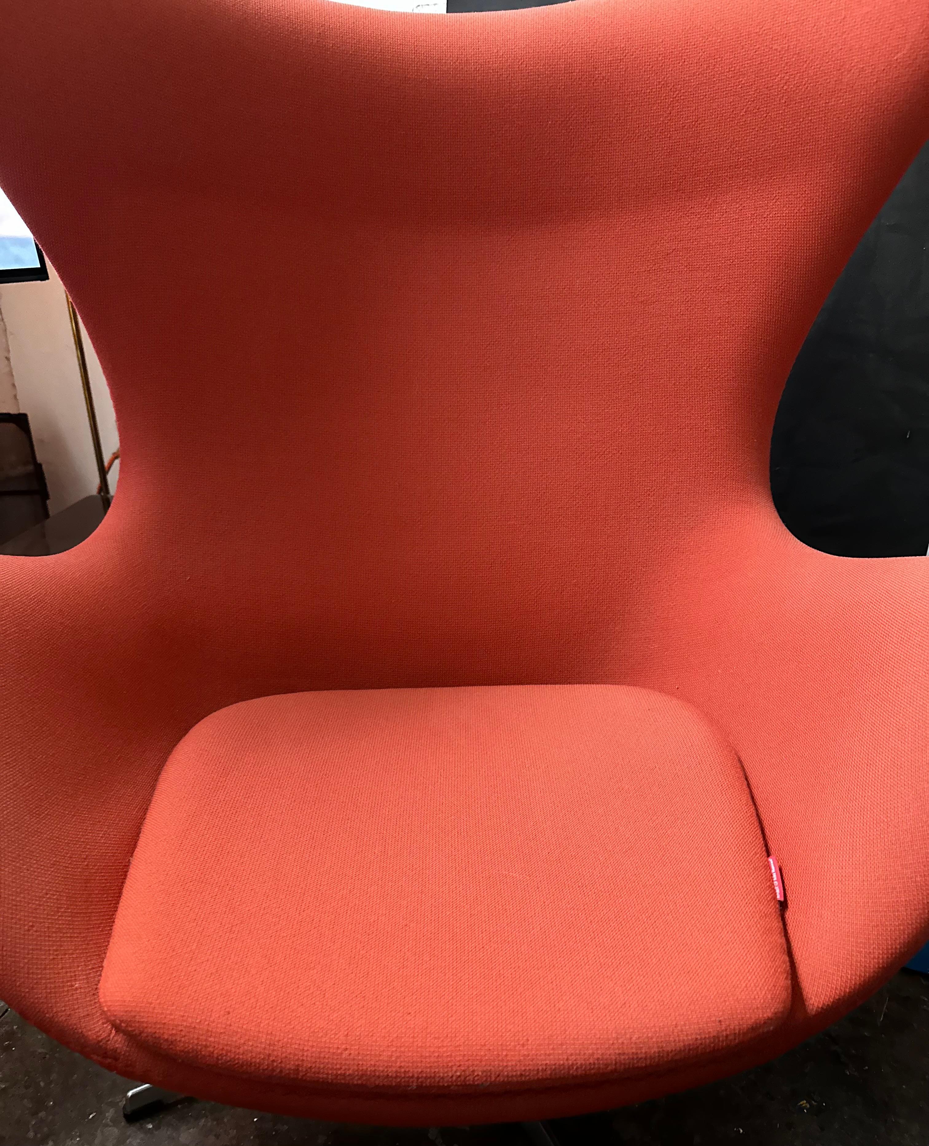 The Egg Chair by Arne Jacobsen for Fritz Hansen, Dark Orange Wool, Denmark, 1958 For Sale 3