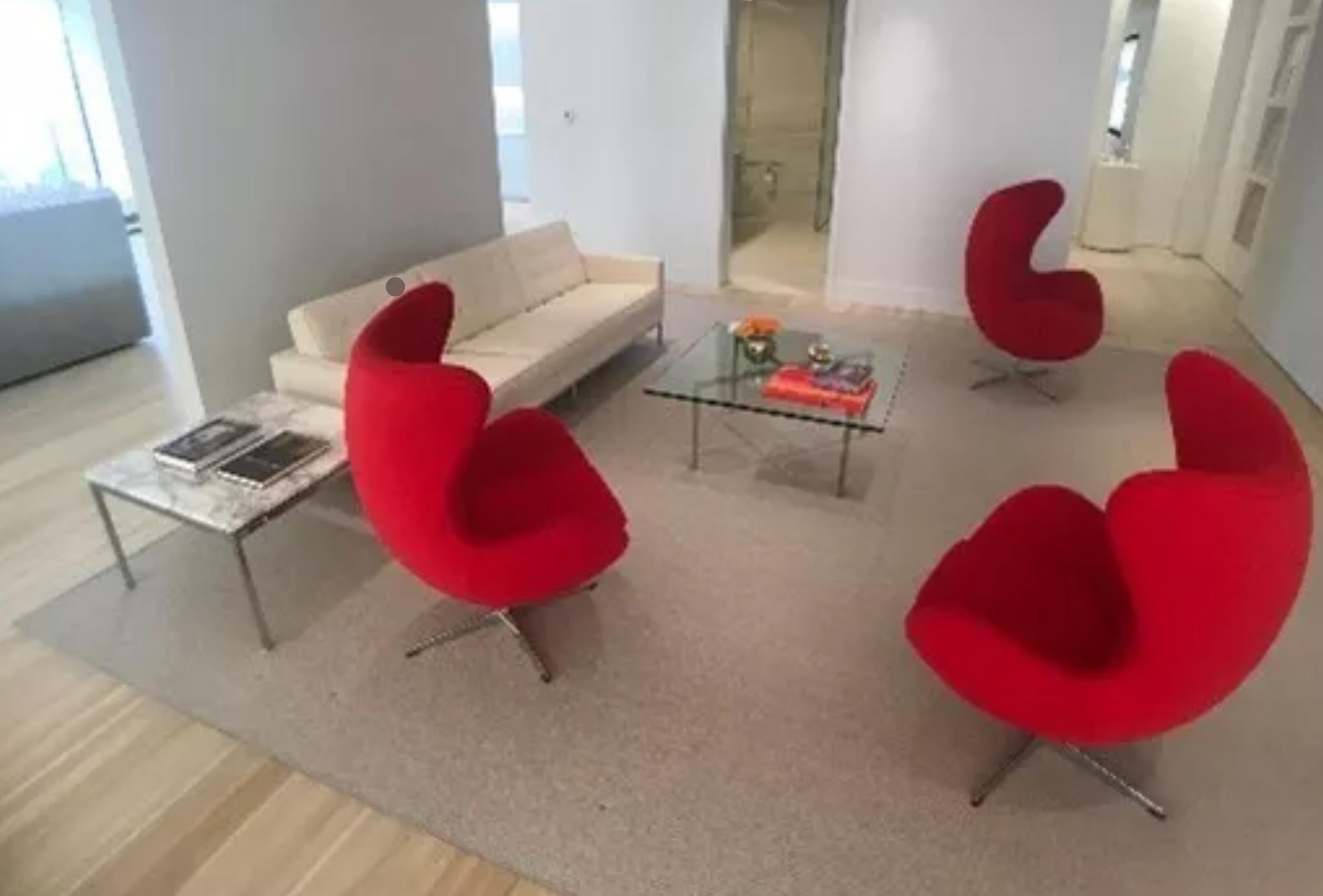 The Egg chair by Arne Jacobsen for Fritz Hansen, Red, Denmark, 1958, 2000s.  In Good Condition For Sale In Brooklyn, NY
