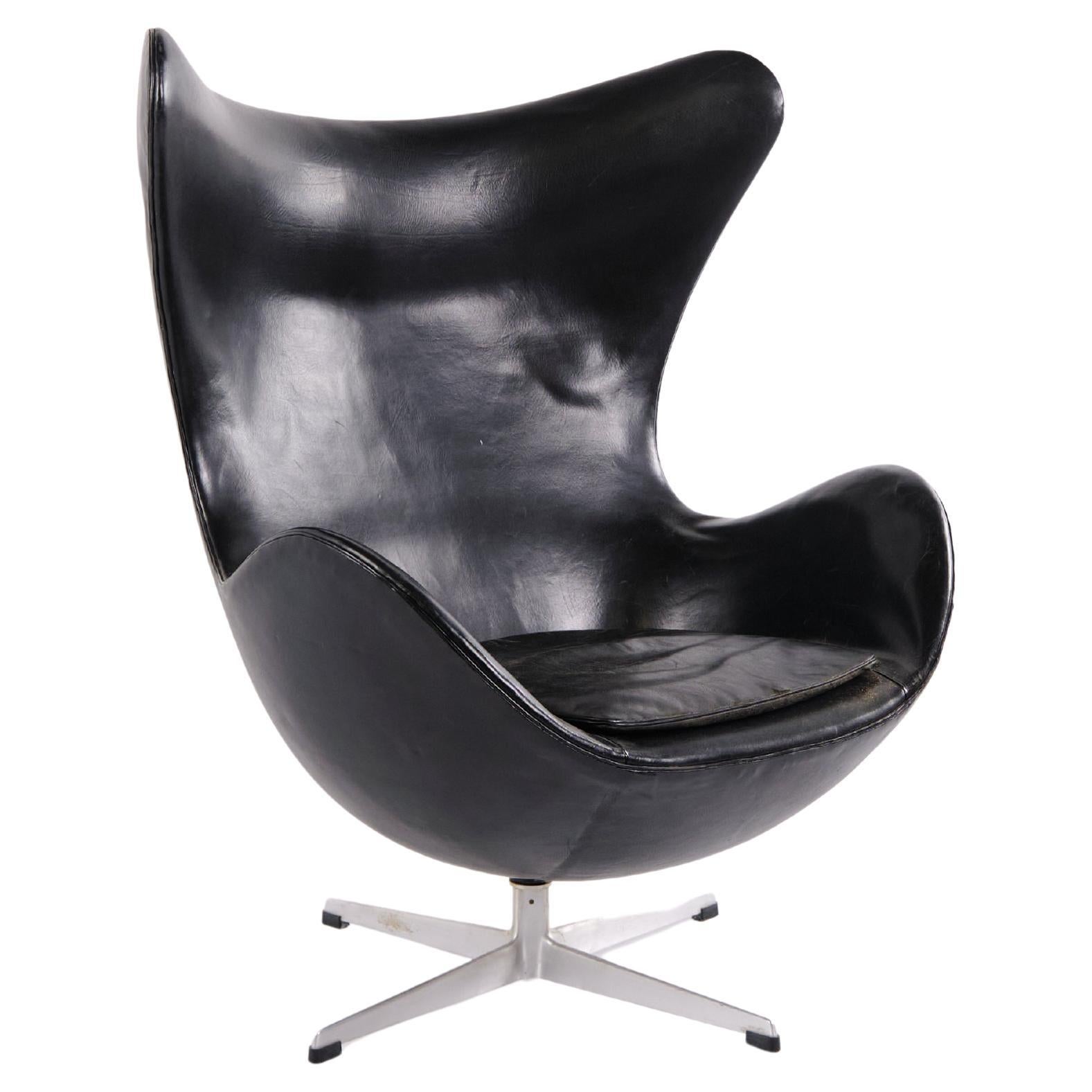 The Egg Chair In Black Original Leather By Arne Jacobsen For Fritz Hansen For Sale