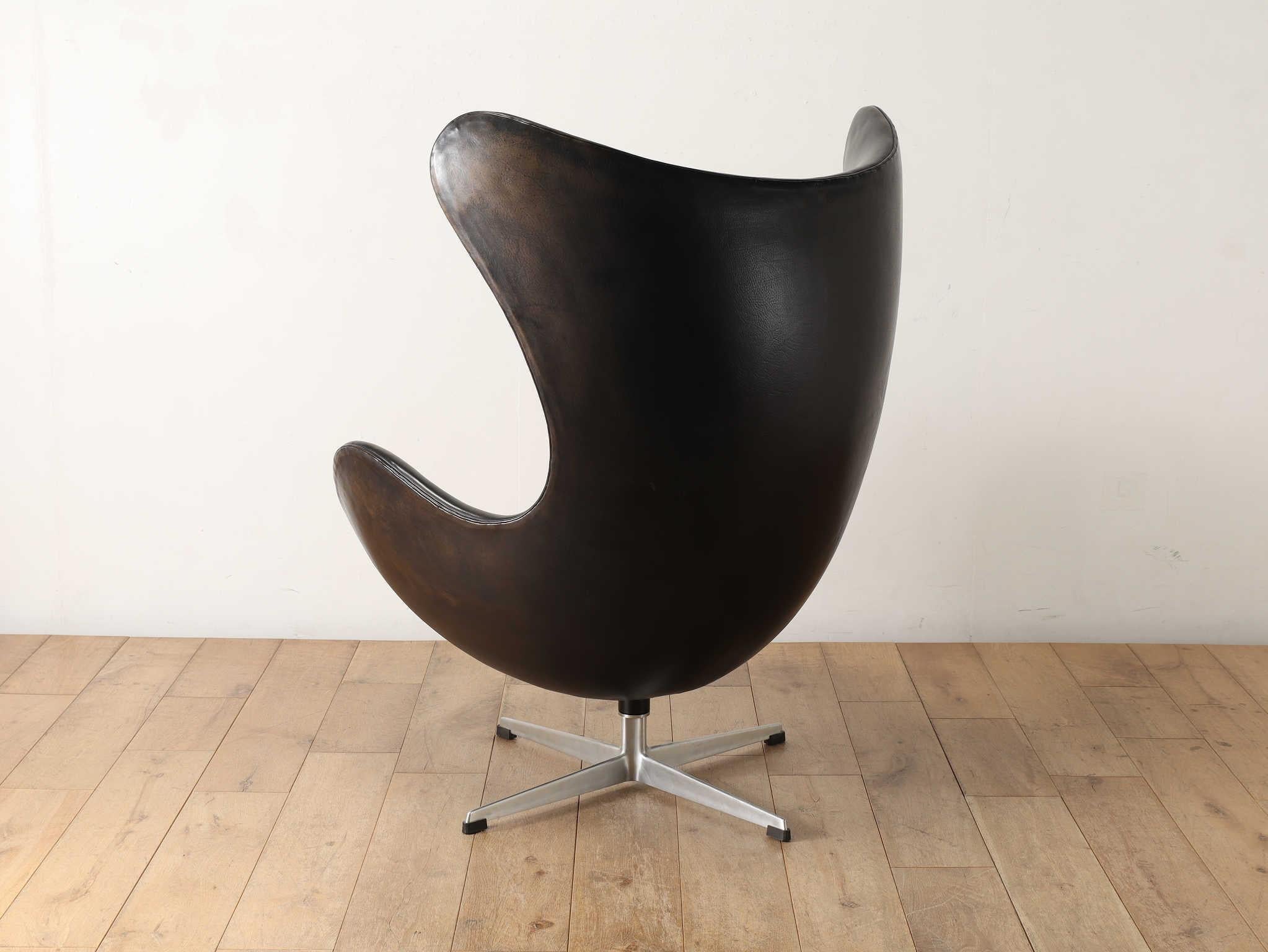The Egg Chair Model 3315 Made In Black  Leather By Arne Jacobsen 3