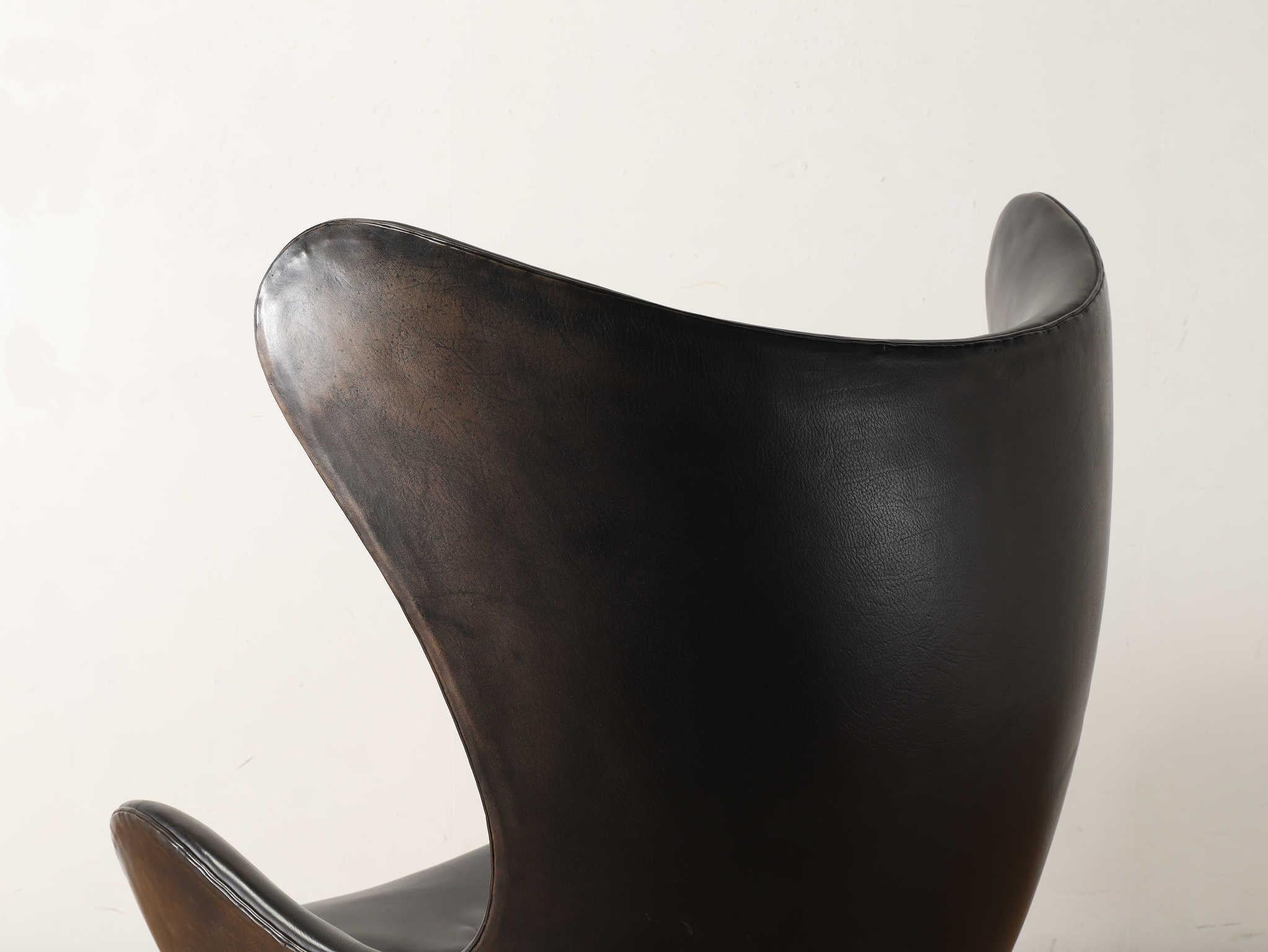 The Egg Chair Model 3315 Made In Black  Leather By Arne Jacobsen 4