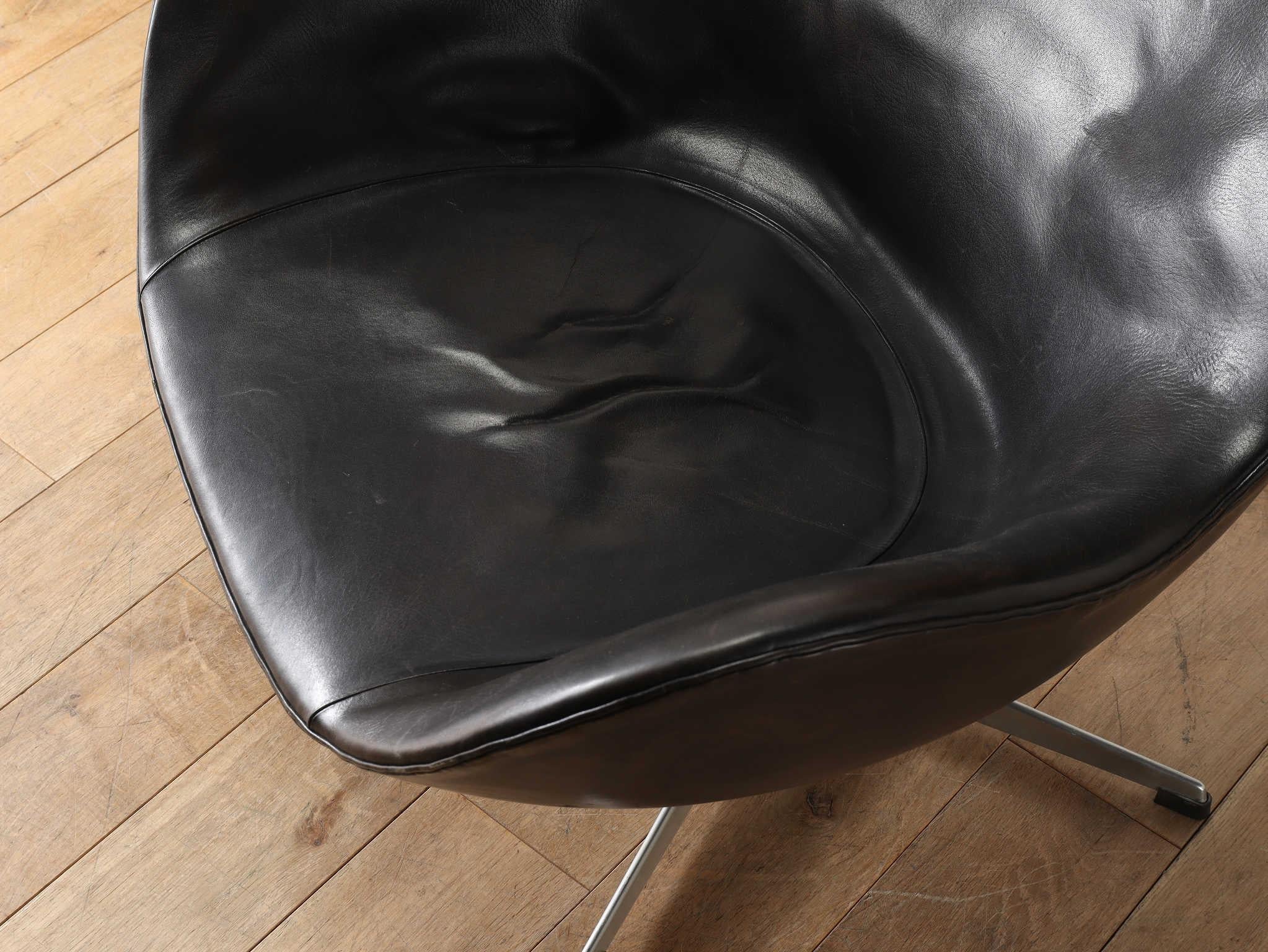Scandinavian Modern The Egg Chair Model 3315 Made In Black  Leather By Arne Jacobsen
