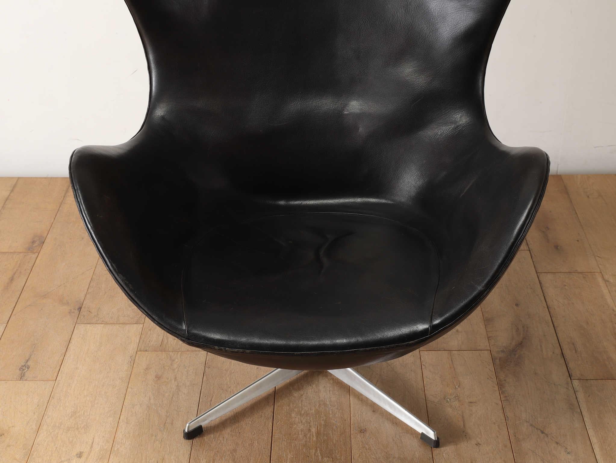 The Egg Chair Model 3315 Made In Black  Leather By Arne Jacobsen In Good Condition In Shibuya-ku, 13