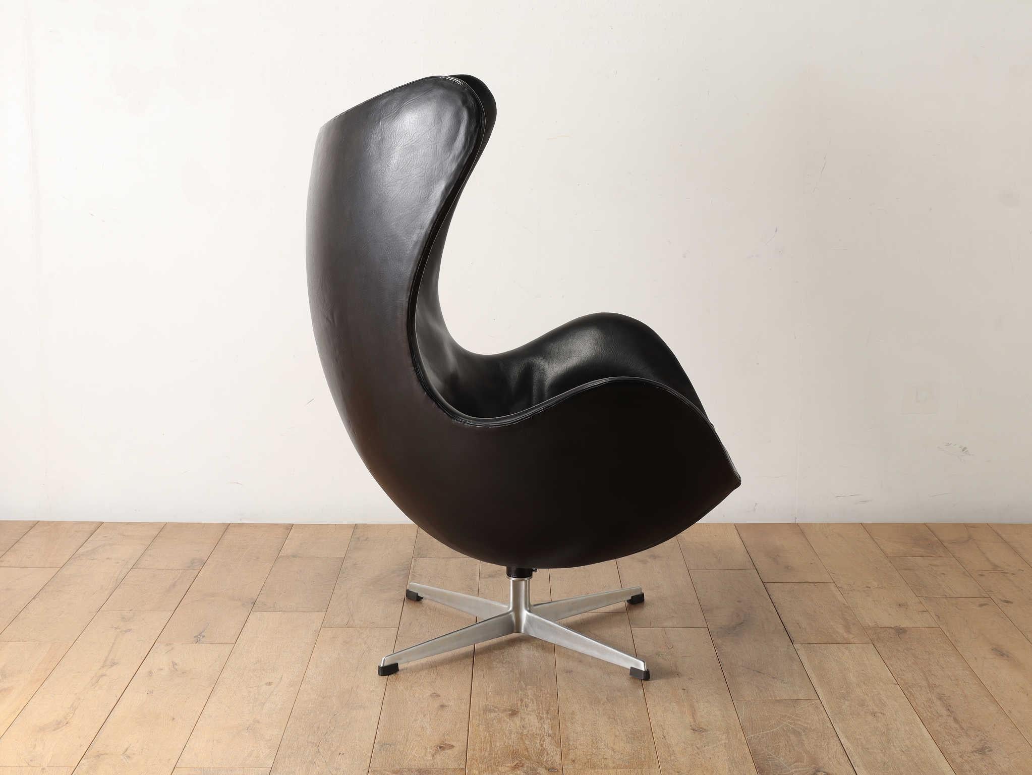 The Egg Chair Model 3315 Made In Black  Leather By Arne Jacobsen 2