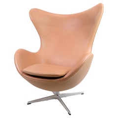 The Egg Chair Modell 3316 in cremefarbenem Elegance Leder von Arne Jacobsen