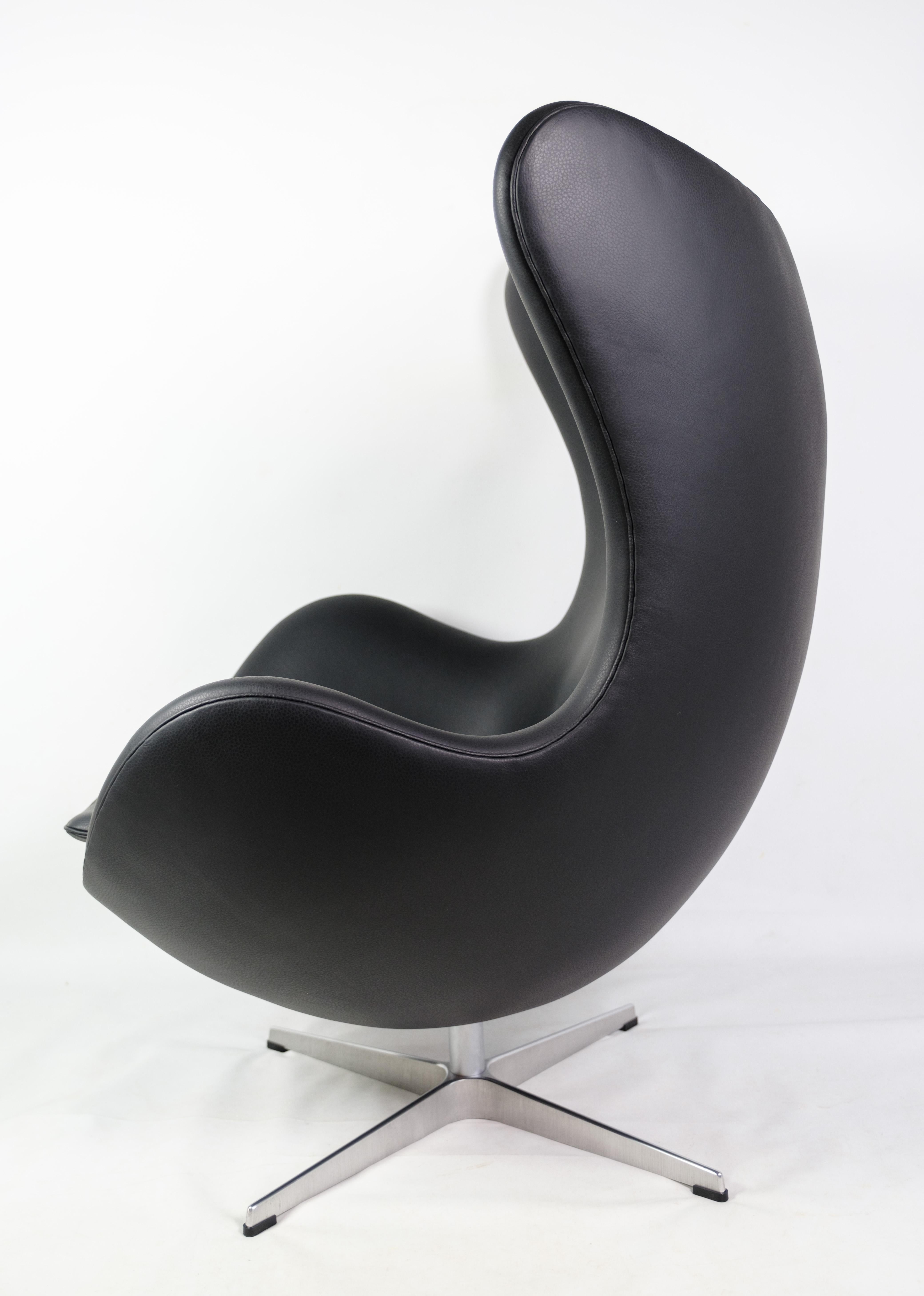 The egg, model 3316 designed by Arne Jacobsen in 1958 and manufactured by Fritz Hansen. The chair has original upholstery in black elegance leather.

This product will be inspected thoroughly at our professional workshop by our educated employees,