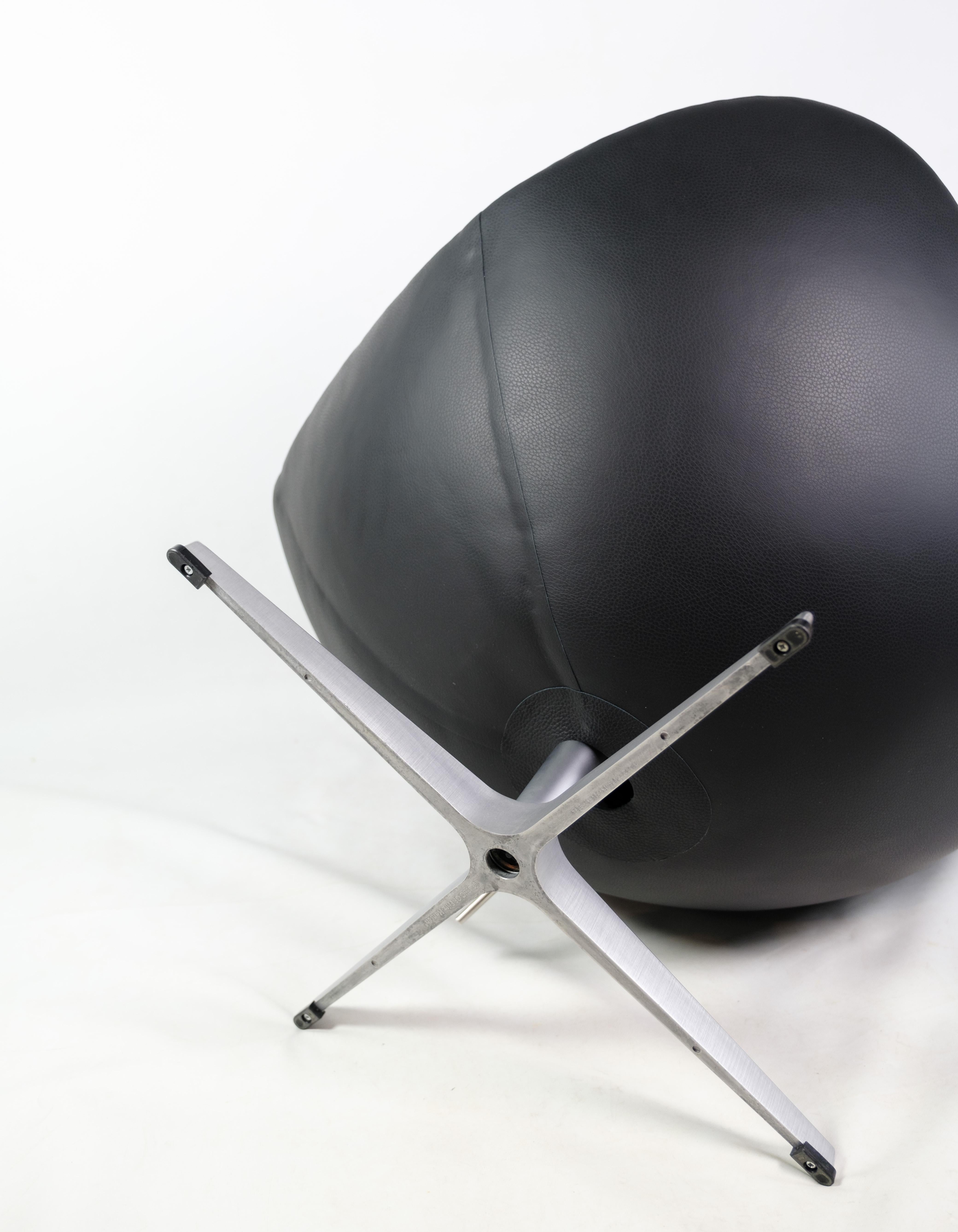 Aluminium The Egg Chair Modèle 3316 En cuir noir Elegance Par Arne Jacobsen  en vente